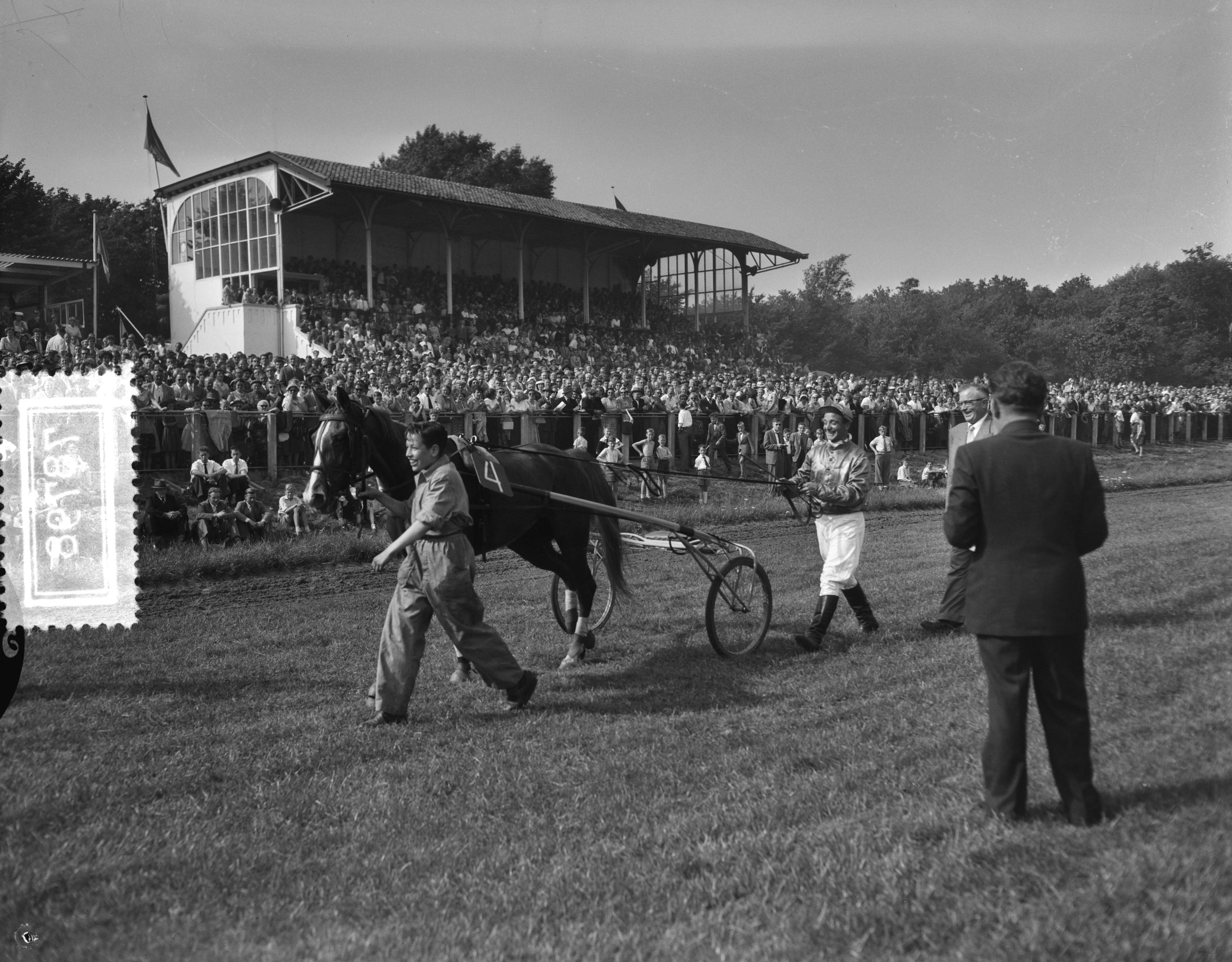 Fotocollectie Anefo — Grote prijs der Lage Landen op Duindigt — Foto: Behrens, Herbert F. / Anefo. Licentie: Set B: Rechtenvrij / Publiek Domein. Bron: Nationaal Archief. http://hdl.handle.net/10648/a94b65f2-d0b4-102d-bcf8-003048976d84