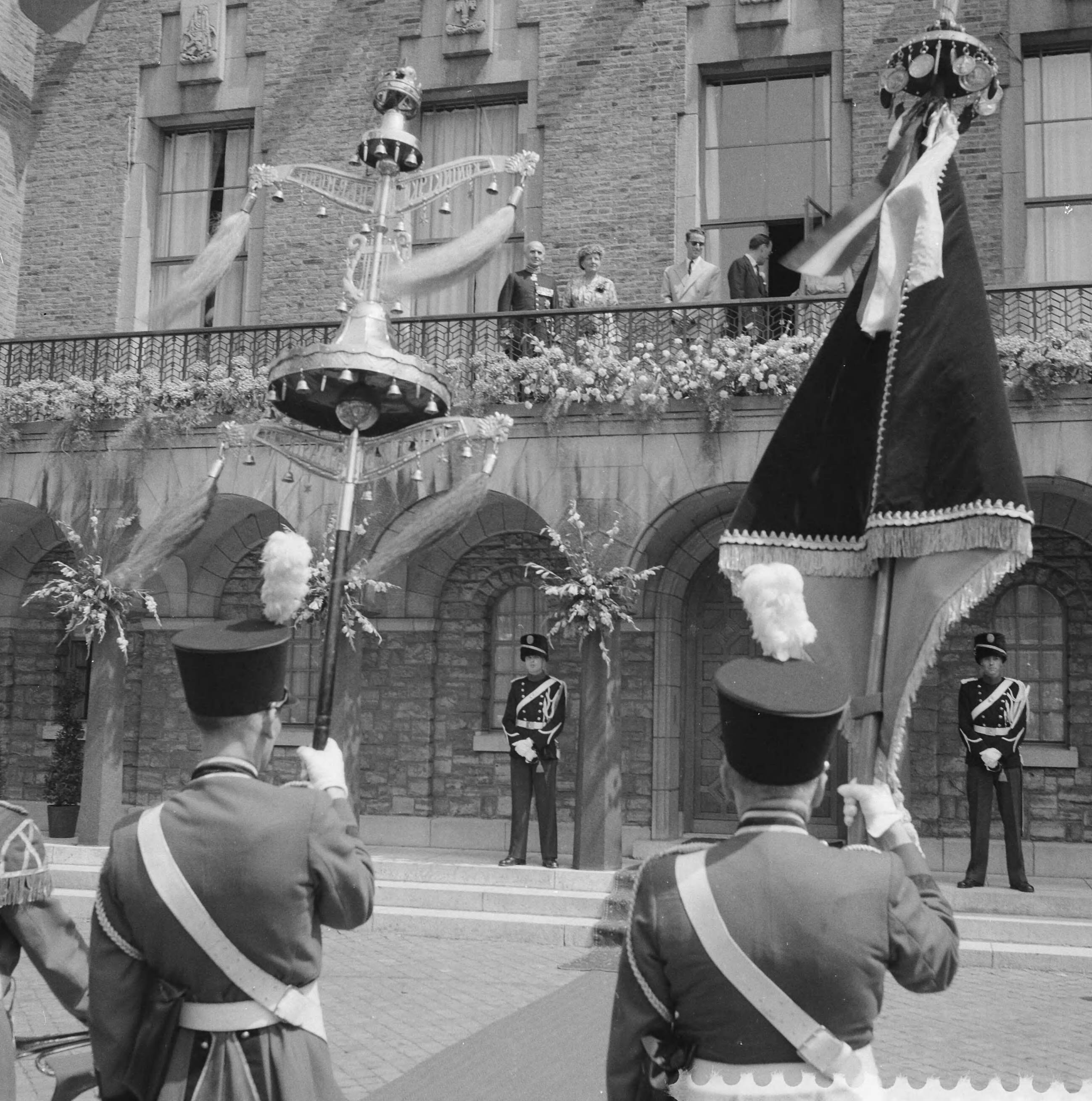 Staatsbezoek koning Boudewijn 1959 — Vierde dag van het bezoek van koning Boudewijn. Bezoek aan Maastricht en omgeving — Foto: Noske, J.D. / Anefo. Licentie: Set B: Rechtenvrij / Publiek Domein. Bron: Nationaal Archief. http://hdl.handle.net/10648/a998bbea-d0b4-102d-bcf8-003048976d84