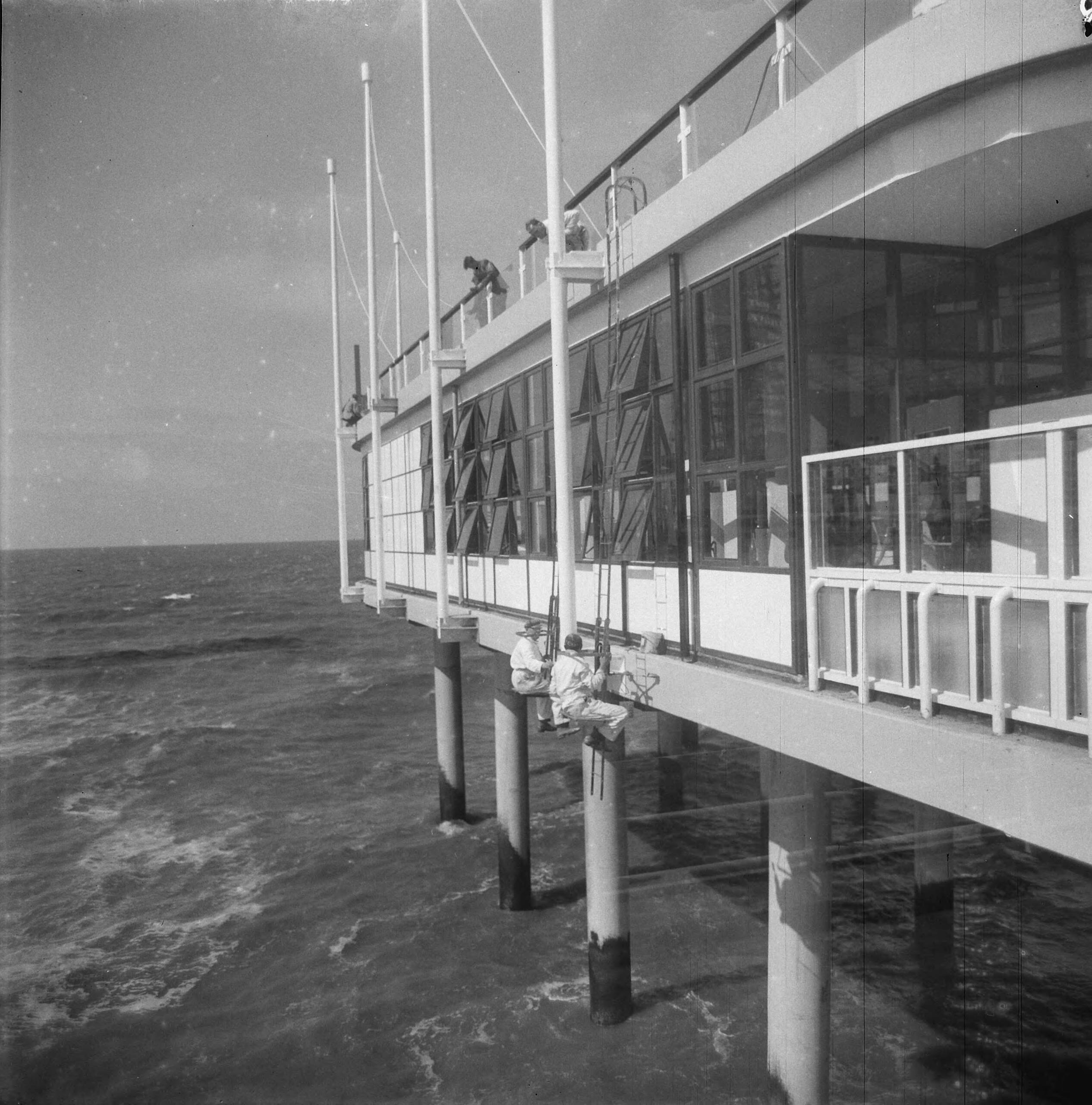 Nieuwe Pier in Scheveningen — Nieuwe Pier in Scheveningen. Zijkant pier — Foto: Nijs, Jac. de / Anefo. Licentie: Set B: Rechtenvrij / Publiek Domein. Bron: Nationaal Archief. http://hdl.handle.net/10648/a9d5af1e-d0b4-102d-bcf8-003048976d84