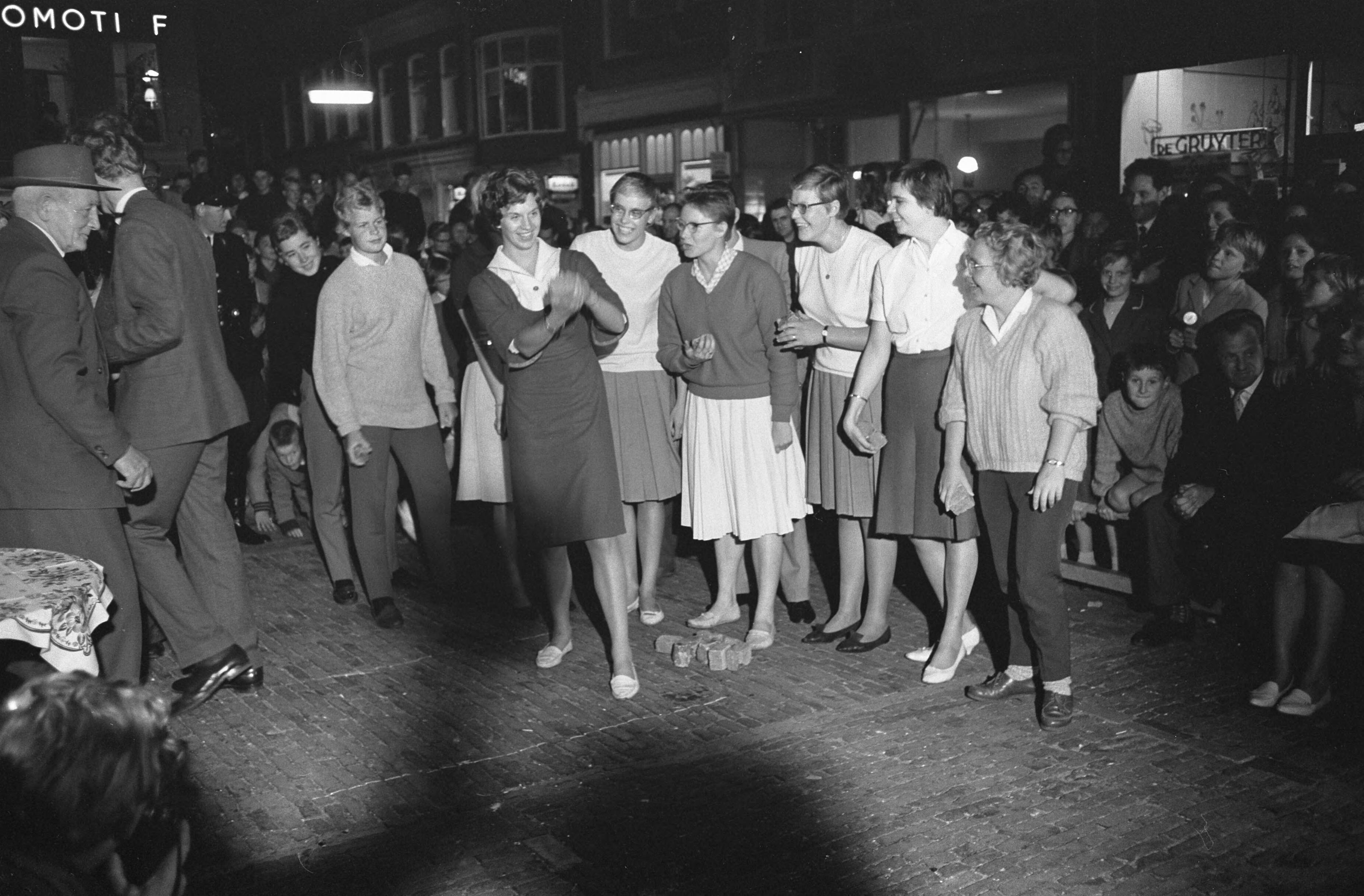 Fotocollectie Anefo — Tien topzwemsters uitgenodigd voor een wedstrijd steenwerpen in Purmerend, Ria van Velsen in aktie — Foto: Pot, Harry / Anefo. Licentie: Set B: Rechtenvrij / Publiek Domein. Bron: Nationaal Archief. http://hdl.handle.net/10648/aa17861e-d0b4-102d-bcf8-003048976d84