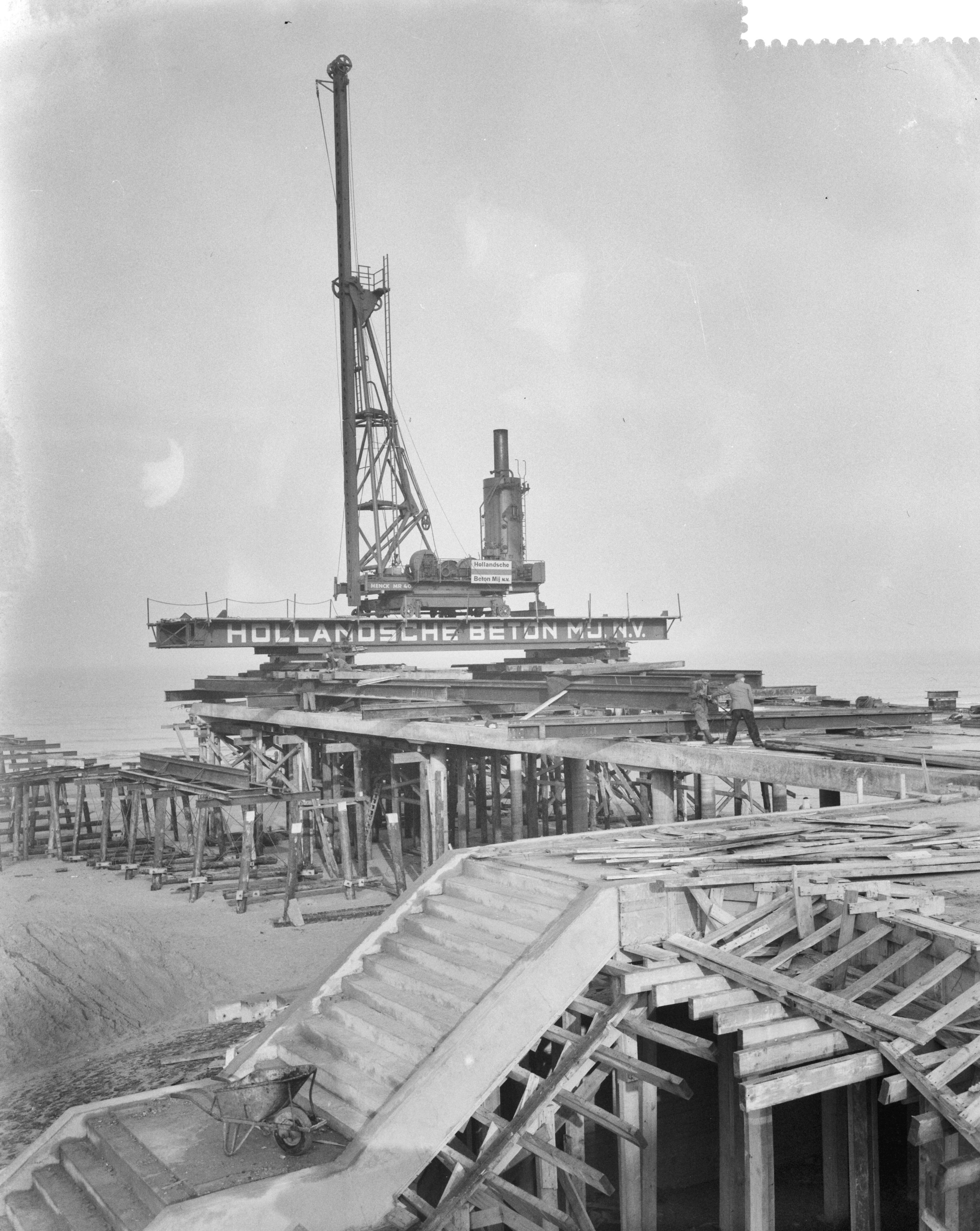 Fotocollectie Anefo — Werkzaamheden aan de nieuwe Pier te Scheveningen, overzicht van het werk met de herstelling — Foto: Behrens, Herbert F. / Anefo. Licentie: Set B: Rechtenvrij / Publiek Domein. Bron: Nationaal Archief. http://hdl.handle.net/10648/a9a730d0-d0b4-102d-bcf8-003048976d84