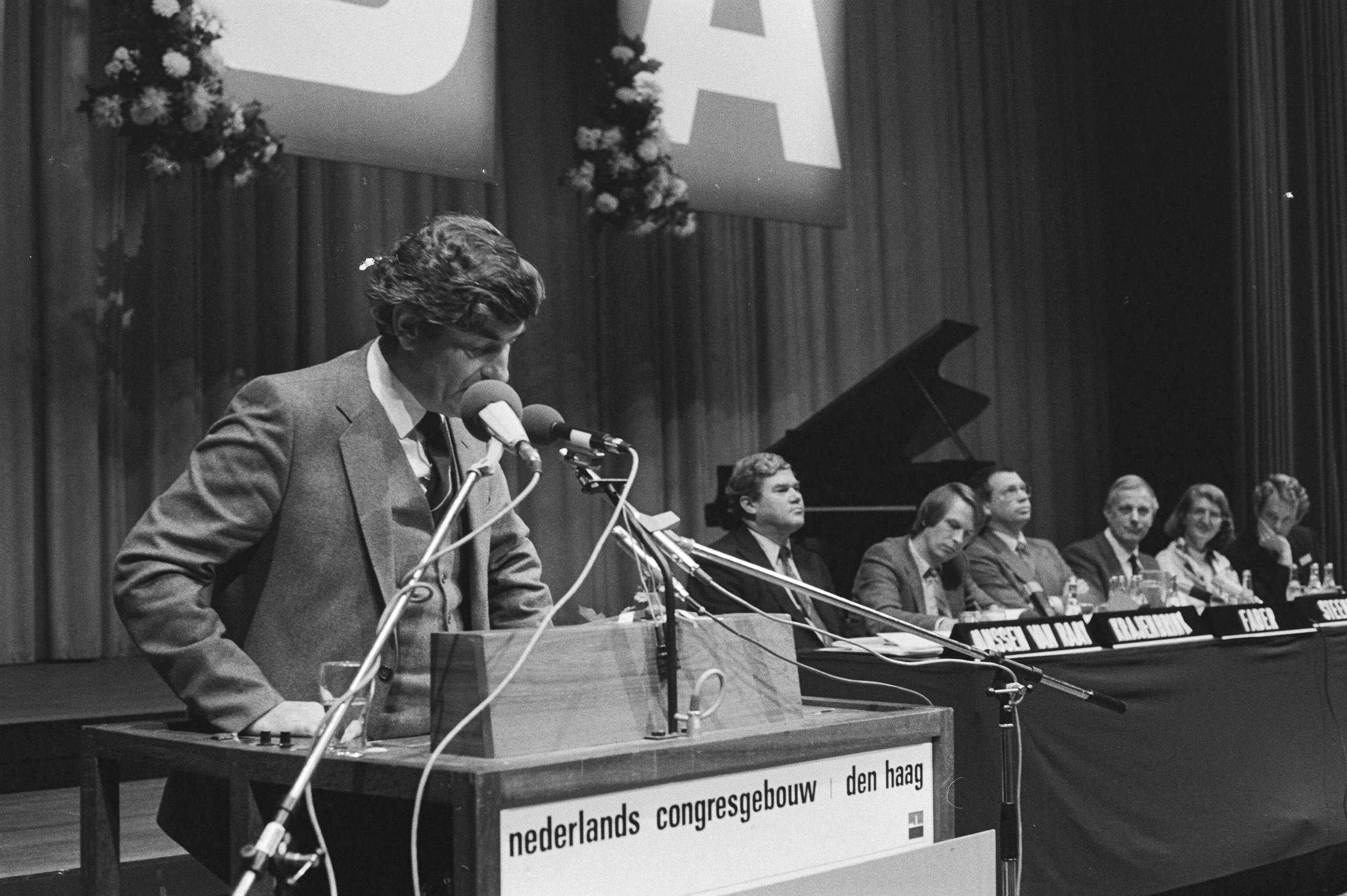 Fotocollectie Anefo — Fusie congres CDA in Den Haag , Lubbers aan het woord — Foto: Antonisse, Marcel / Anefo. Licentie: Set B: Rechtenvrij / Publiek Domein. Bron: Nationaal Archief. http://hdl.handle.net/10648/acea925a-d0b4-102d-bcf8-003048976d84