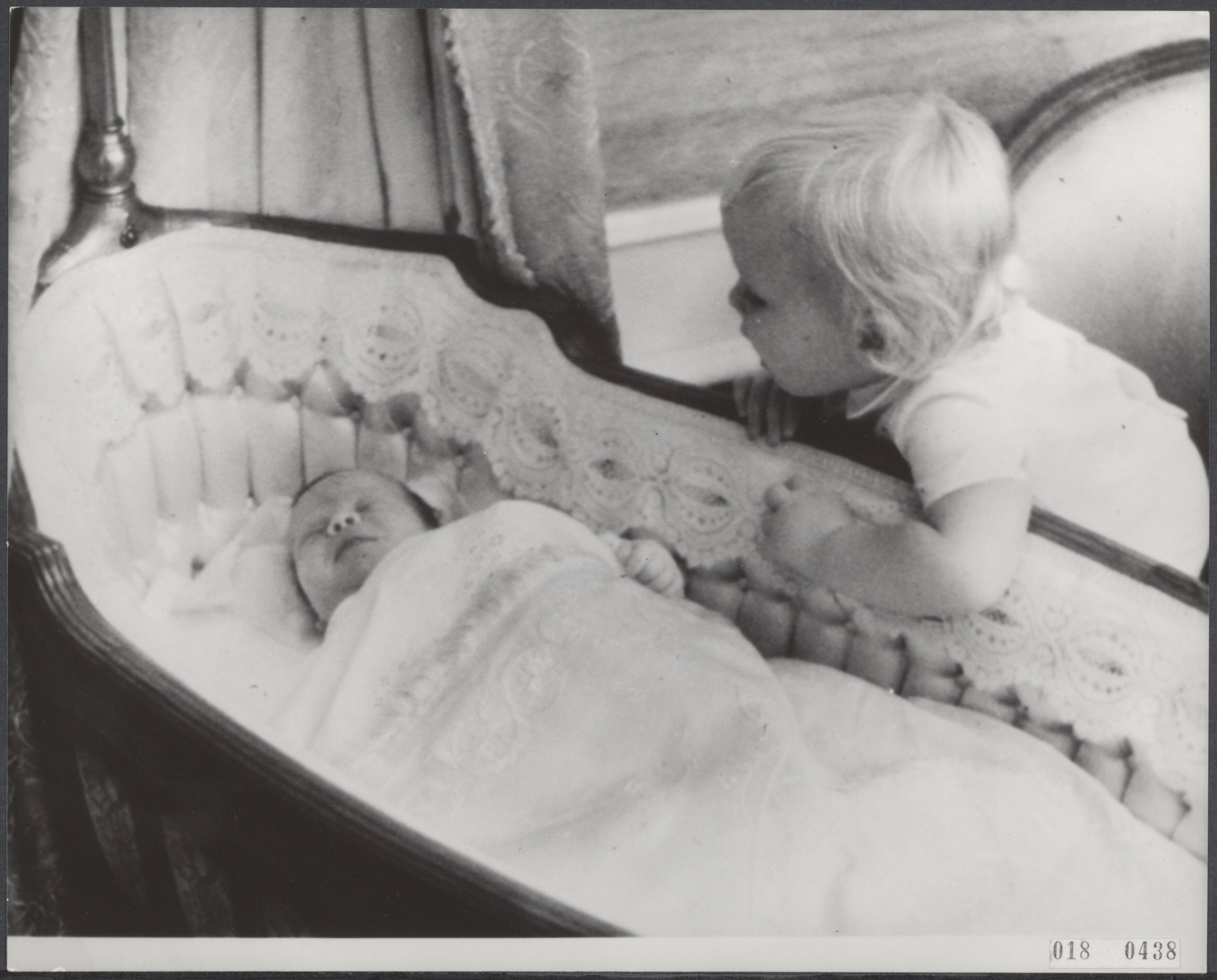 Fotocollectie Elsevier Binnenland — Pins Willem-Alexander kijkt naar prins Johan Friso in zijn wieg — Foto: Claus, prins / RVD. Licentie: Set B: Rechtenvrij / Publiek Domein. Bron: Nationaal Archief. http://hdl.handle.net/10648/adc23d9a-d0b4-102d-bcf8-003048976d84