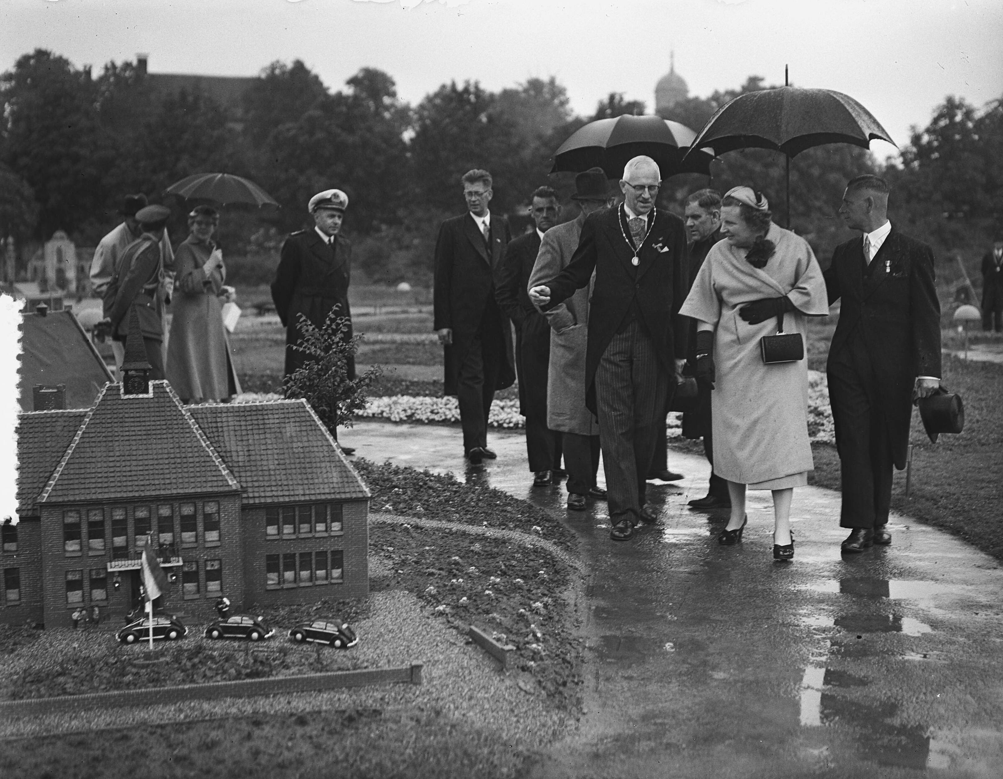 Koningin Juliana en prins Bernhard bezoeken Walcheren — Koningin Juliana en prins Bernhard bezoeken Miniatuur Walcheren te Middelburg — Foto: Bilsen, Joop van / Anefo. Licentie: Set B: Rechtenvrij / Publiek Domein. Bron: Nationaal Archief. http://hdl.handle.net/10648/a9245642-d0b4-102d-bcf8-003048976d84