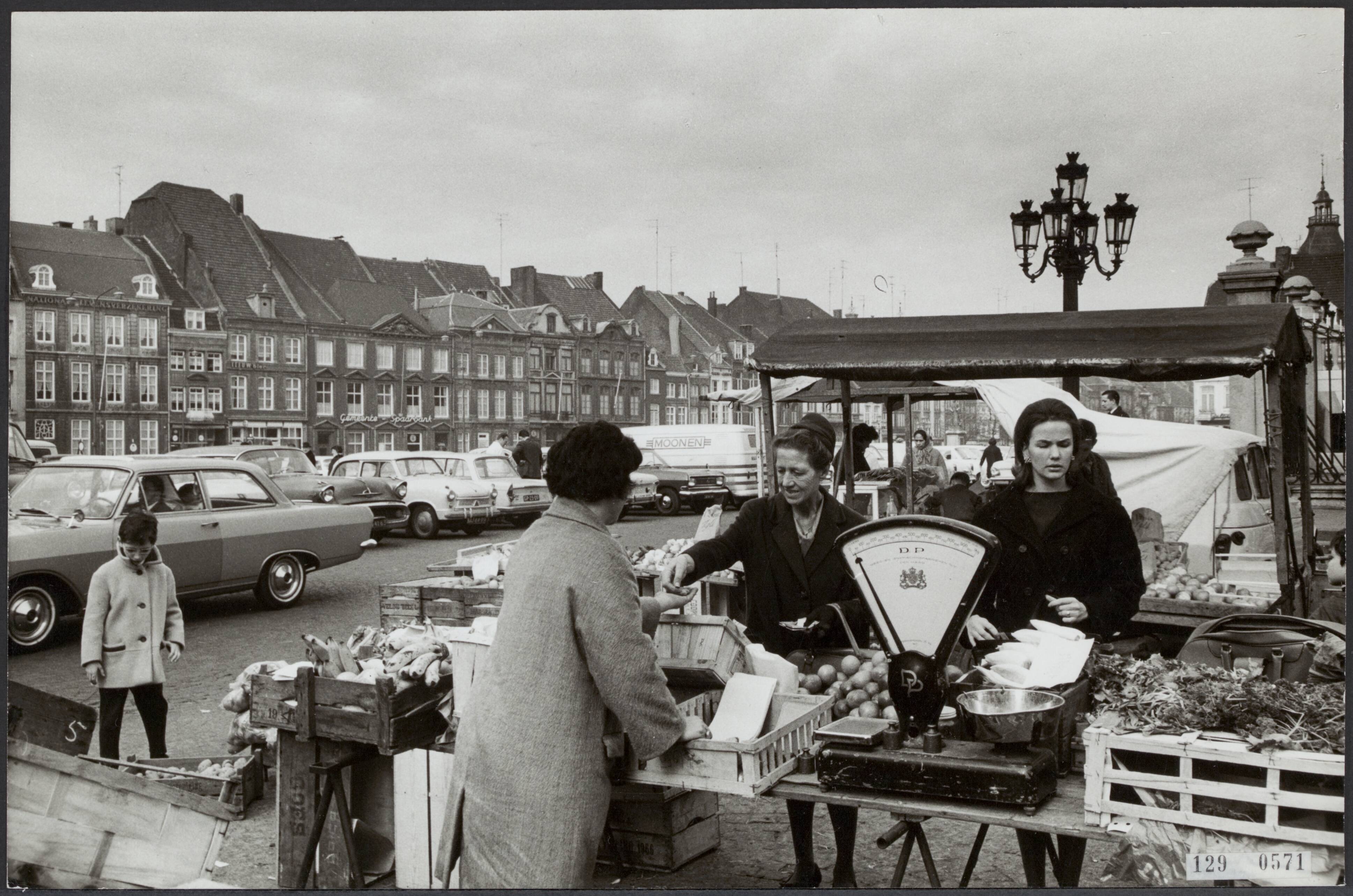 Steden [RVD] — Maastricht. Markt [met marktkramen] — Foto: Lahaye, Frans. Licentie: Set B: Rechtenvrij / Publiek Domein. Bron: Nationaal Archief. http://hdl.handle.net/10648/af47194c-d0b4-102d-bcf8-003048976d84