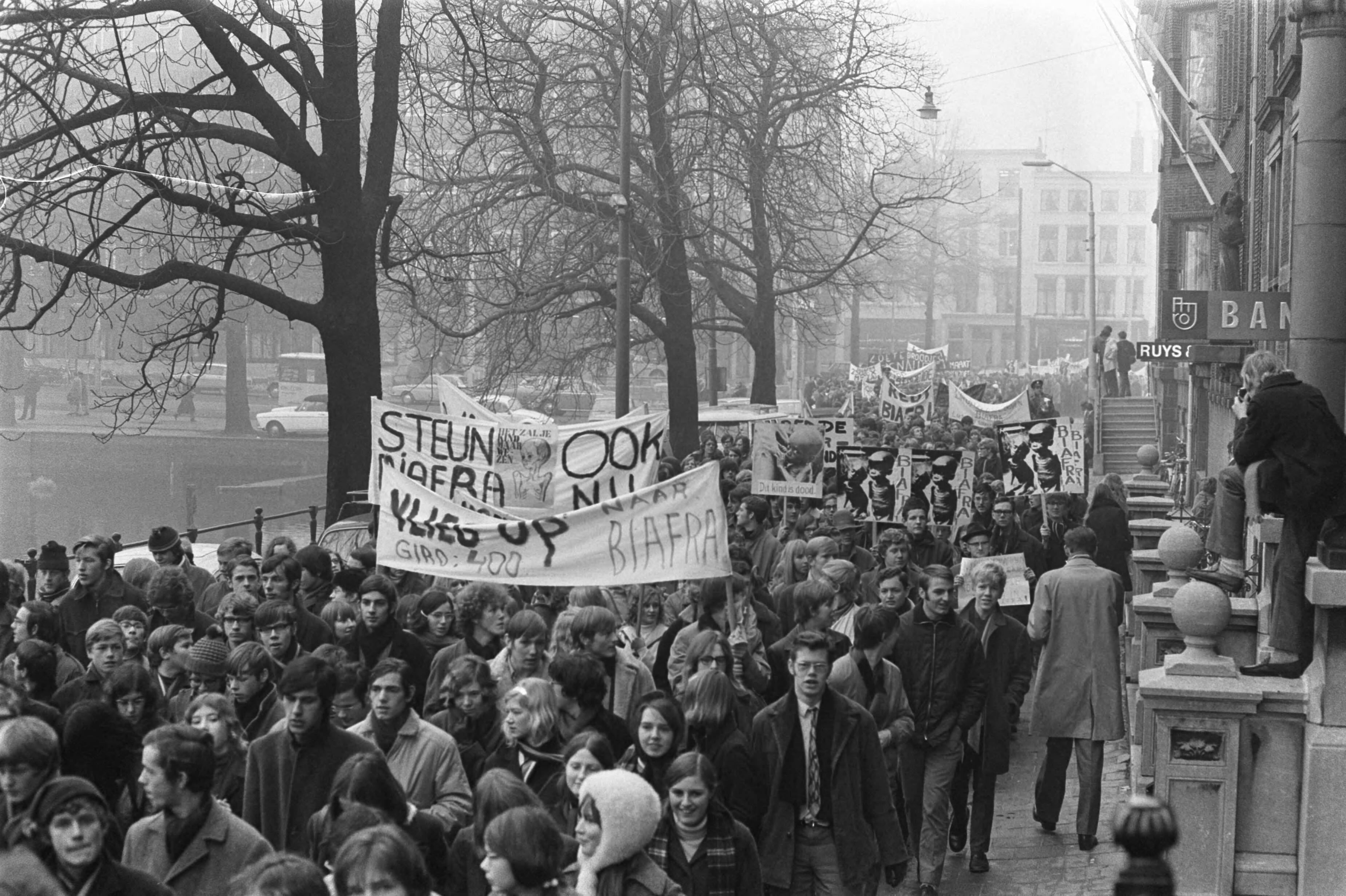 Fotocollectie Anefo — Protestmars van duizenden scholieren en studenten voor hulp aan Biafra, Den Haag . Demonstranten op Binnenhof — Foto: Evers, Joost / Anefo. Licentie: Set B: Rechtenvrij / Publiek Domein. Bron: Nationaal Archief. http://hdl.handle.net/10648/ab8968c8-d0b4-102d-bcf8-003048976d84