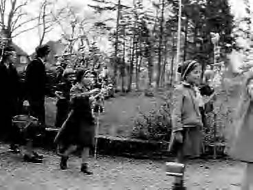 Fotocollectie Anefo — Prinses Marijke met eigengemaakte Palmpasen, met de kabouters van "De kleine Totemkring" afdeling Soest — Foto: Bilsen, Joop van / Anefo. Licentie: Set B: Rechtenvrij / Publiek Domein. Bron: Nationaal Archief. http://hdl.handle.net/10648/a95ca132-d0b4-102d-bcf8-003048976d84