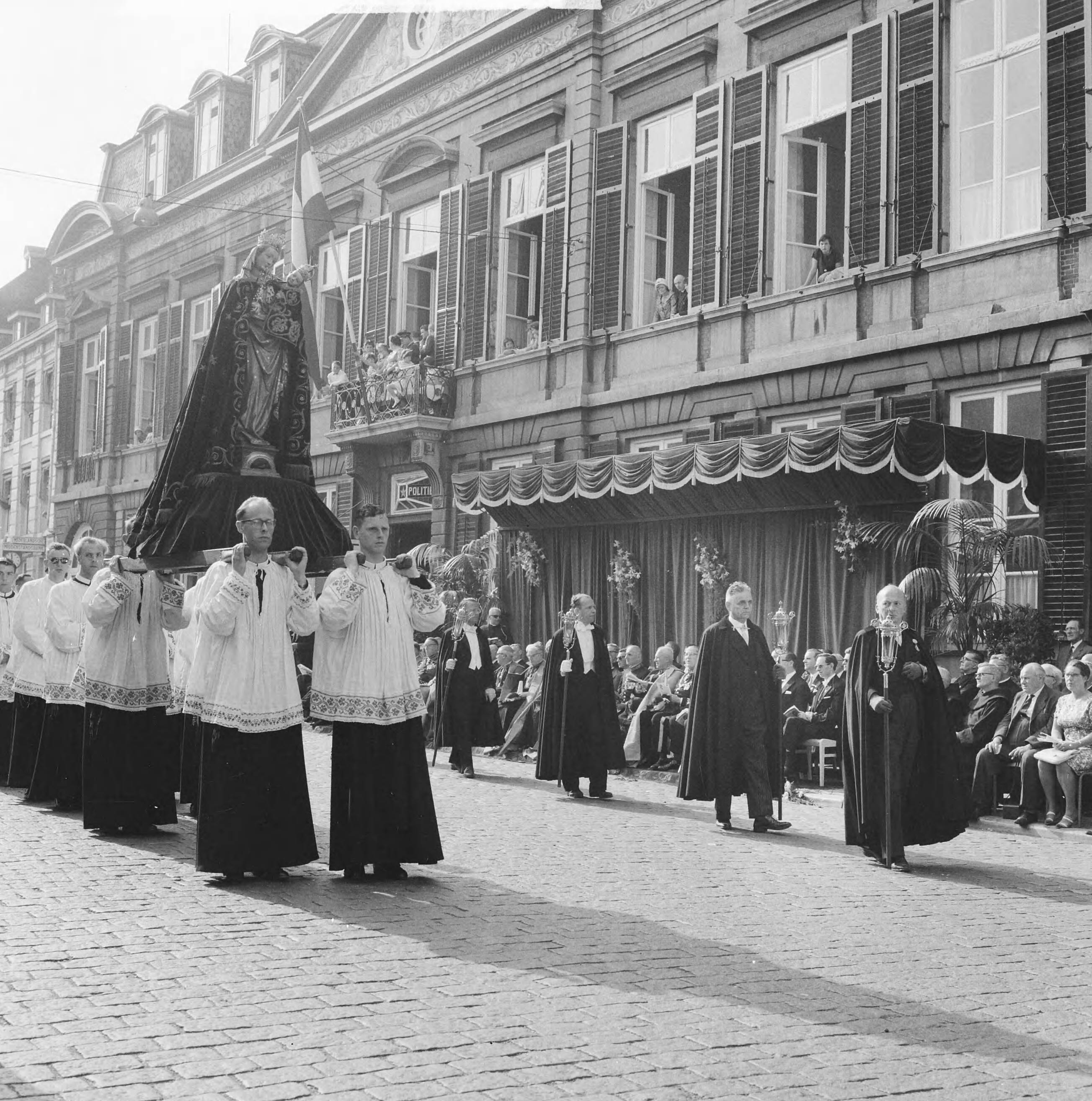 Fotocollectie Anefo — Heiligdomsvaart in Maastricht. Processie, beeld Sterre der Zee wordt meegedragen — Foto: Koch, Eric / Anefo. Licentie: Set B: Rechtenvrij / Publiek Domein. Bron: Nationaal Archief. http://hdl.handle.net/10648/aa0fc2e4-d0b4-102d-bcf8-003048976d84