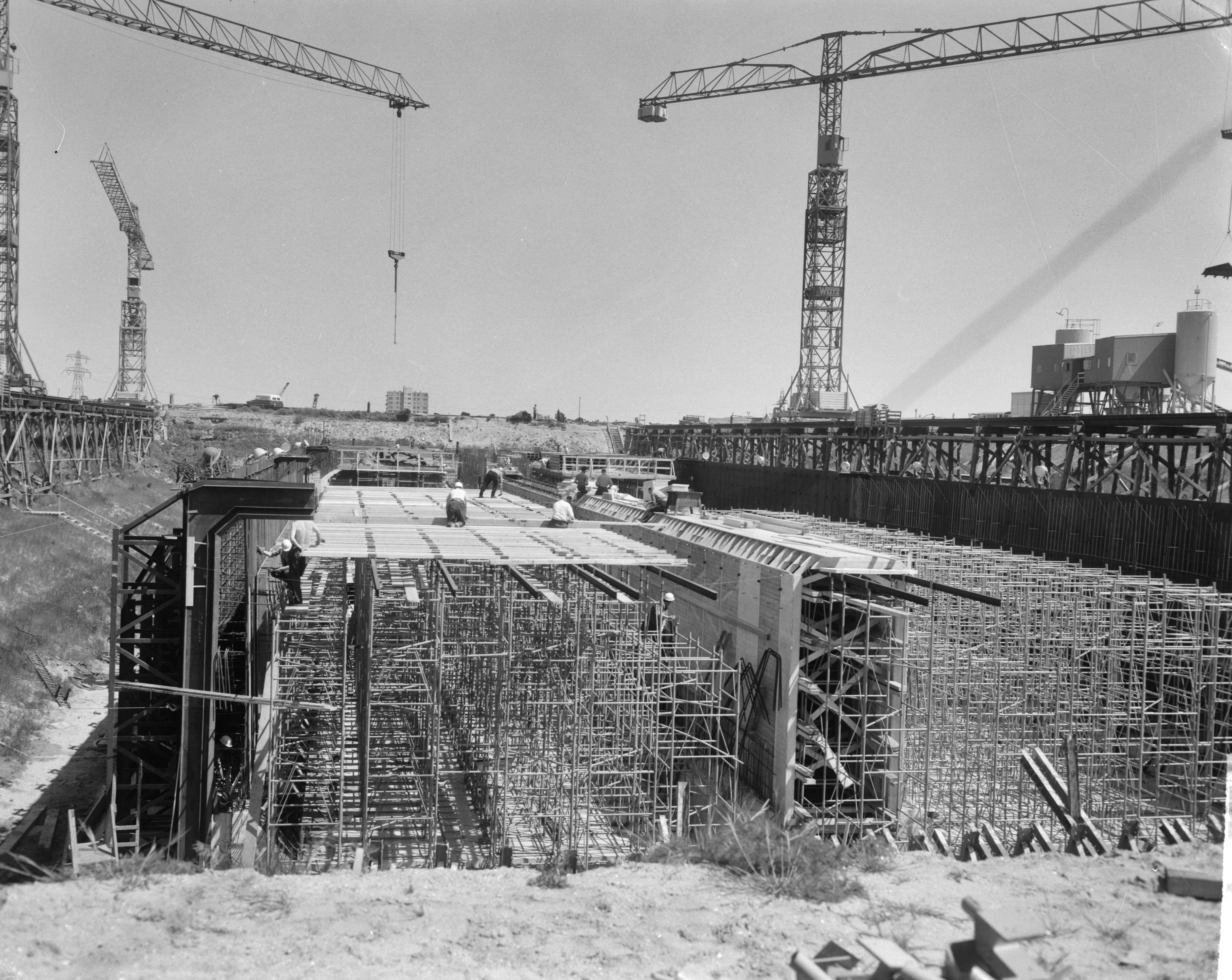 Fotocollectie Anefo — Bouw van de IJ-tunnel, noordelijke toegangsweg, Adelaarswegen te Amsterdam-Noord — Foto: Bilsen, Joop van / Anefo. Licentie: Set B: Rechtenvrij / Publiek Domein. Bron: Nationaal Archief. http://hdl.handle.net/10648/aa3a59b4-d0b4-102d-bcf8-003048976d84