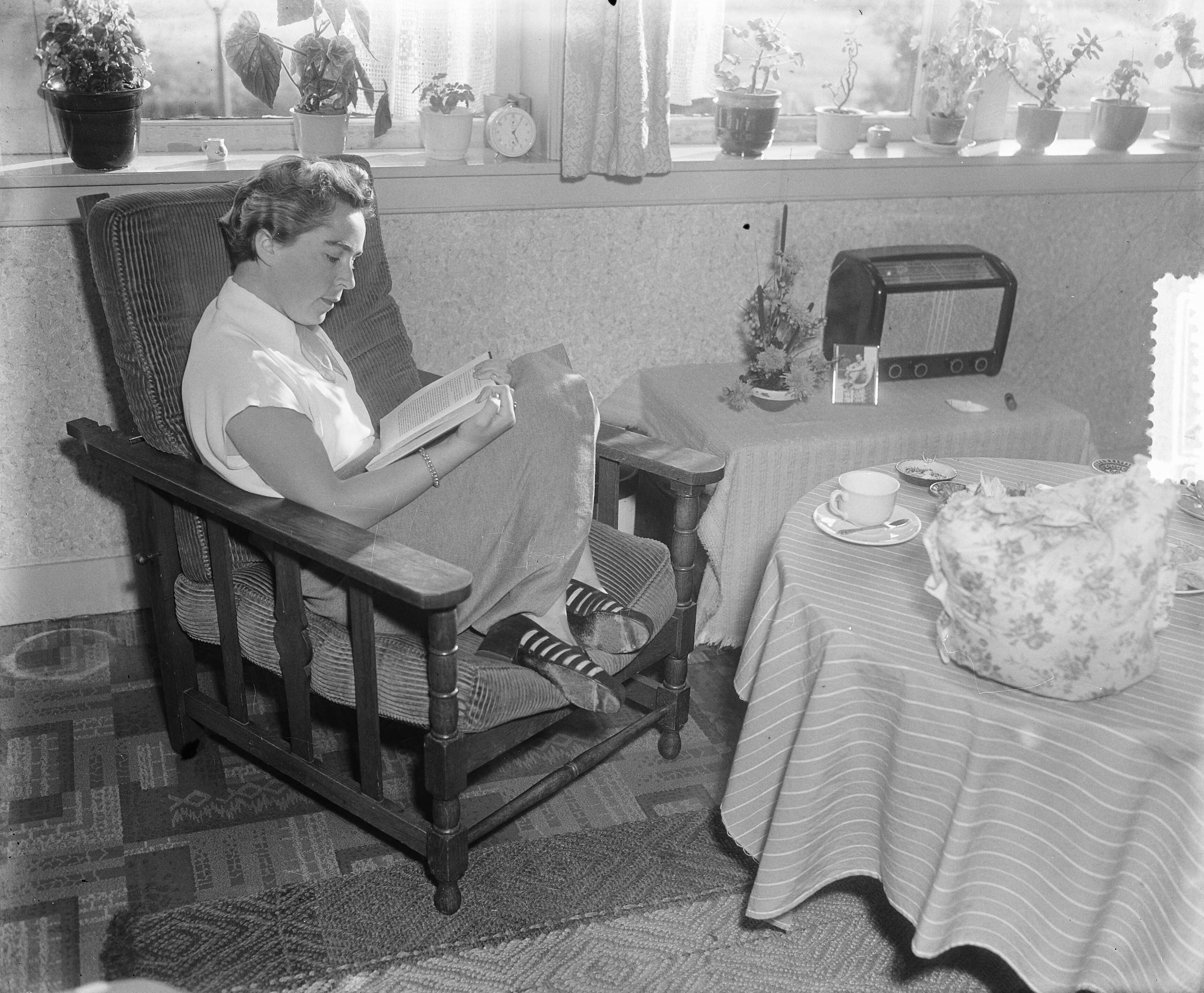 Toos van Dongen Hilversum — Zangeres Toos van Dongen in Hilversum [de zangeres thuis tijdens het lezen van een boek] — Foto: Pot, Harry / Anefo. Licentie: Set B: Rechtenvrij / Publiek Domein. Bron: Nationaal Archief. http://hdl.handle.net/10648/a8ff72d2-d0b4-102d-bcf8-003048976d84