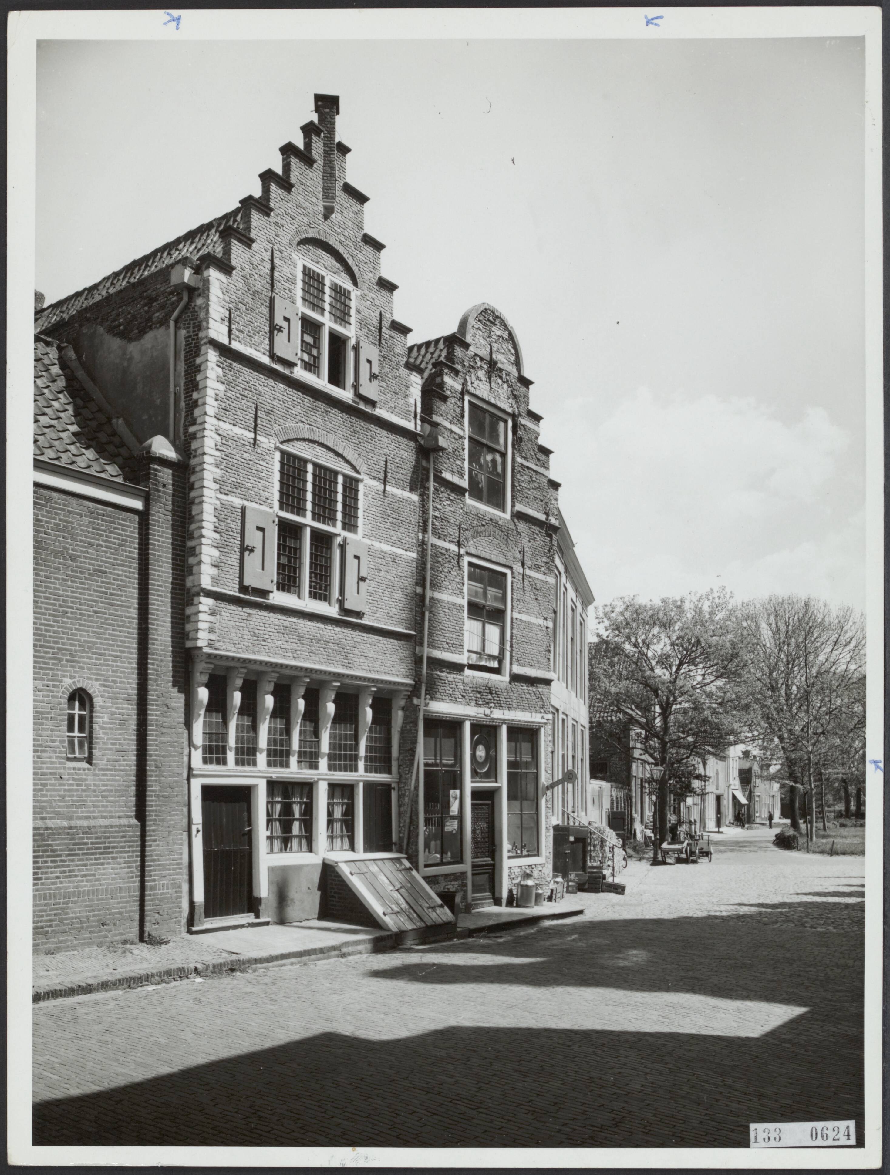 Fotocollectie Rijksvoorlichtingsdienst Eigen — Veere. Twee 17de eeuwse panden met trapgevels aan de Markt (2-4) — Foto: Rijksdienst voor de Monumentenzorg. Licentie: Set B: Rechtenvrij / Publiek Domein. Bron: Nationaal Archief. http://hdl.handle.net/10648/af59d8d4-d0b4-102d-bcf8-003048976d84