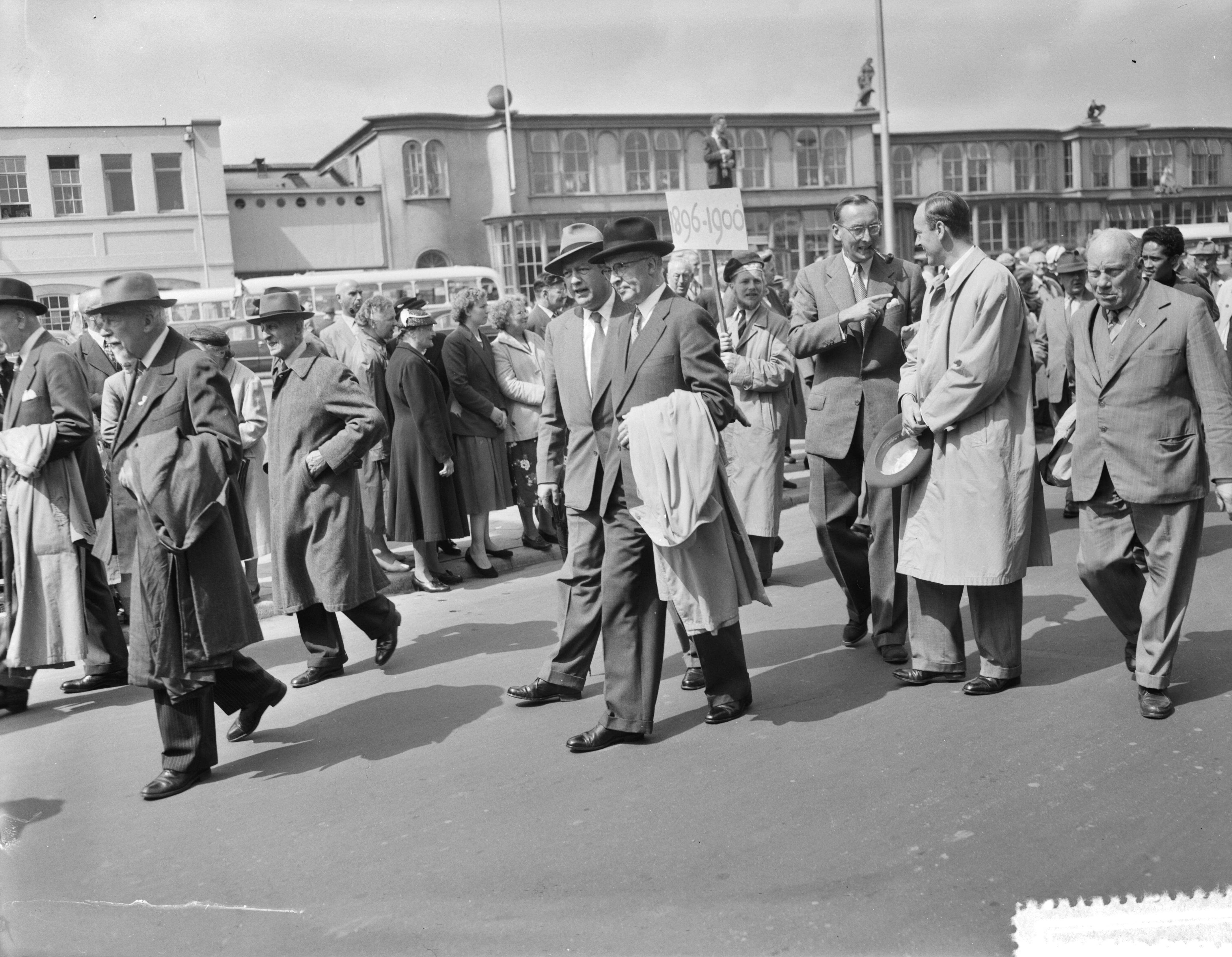 Lustrum USC Utrecht (1956) — Aankomst USC-reünisten te Utrecht — Foto: Bilsen, Joop van / Anefo. Licentie: Set B: Rechtenvrij / Publiek Domein. Bron: Nationaal Archief. http://hdl.handle.net/10648/a94af7ac-d0b4-102d-bcf8-003048976d84