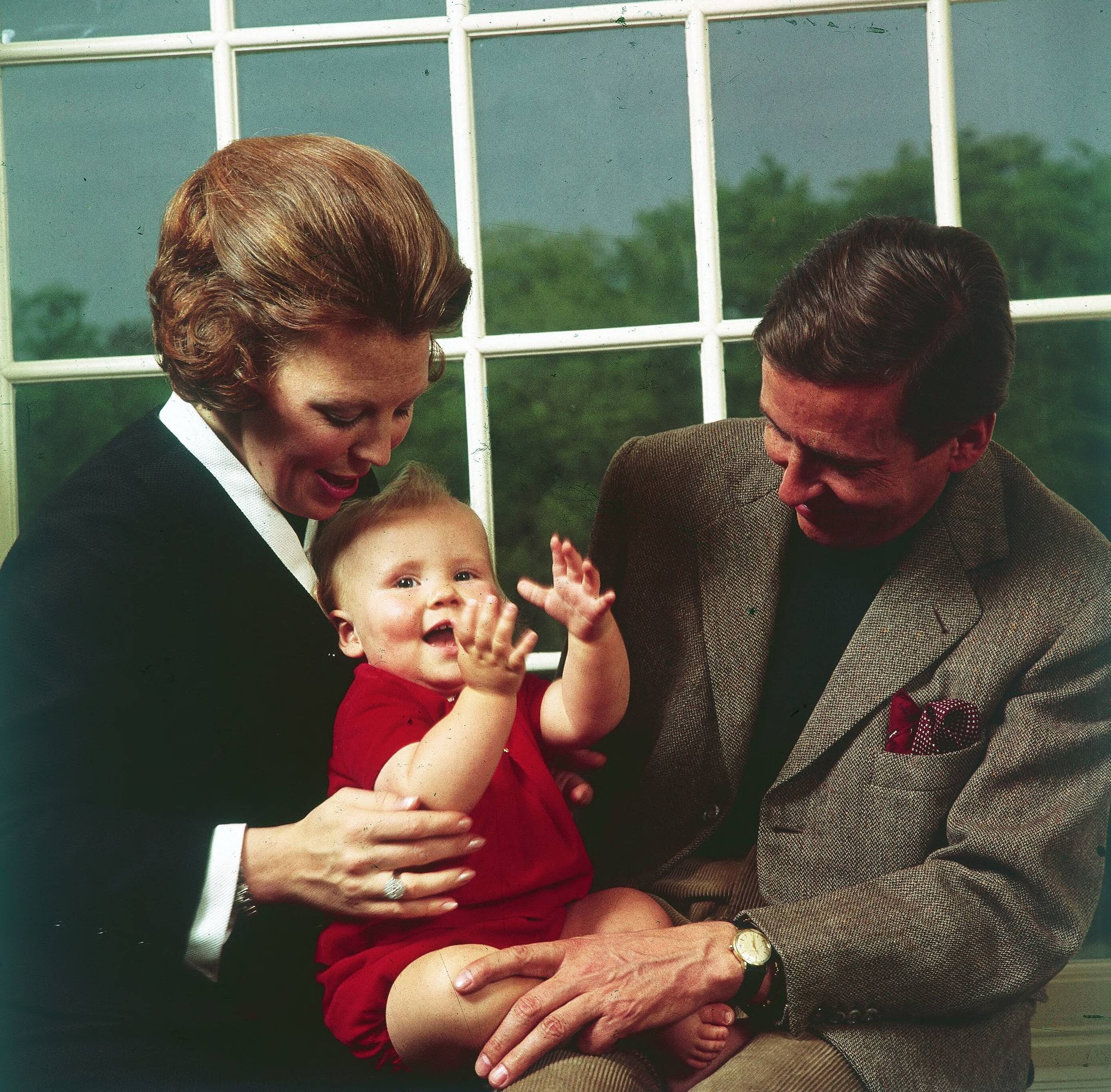 Fotocollectie RVD / Koninklijk Huis — Prinses Beatrix, prins Claus en Prins Willem-Alexander — Foto: Koot, Max / RVD. Licentie: Set B: Rechtenvrij / Publiek Domein. Bron: Nationaal Archief. http://hdl.handle.net/10648/afb0b6cc-d0b4-102d-bcf8-003048976d84