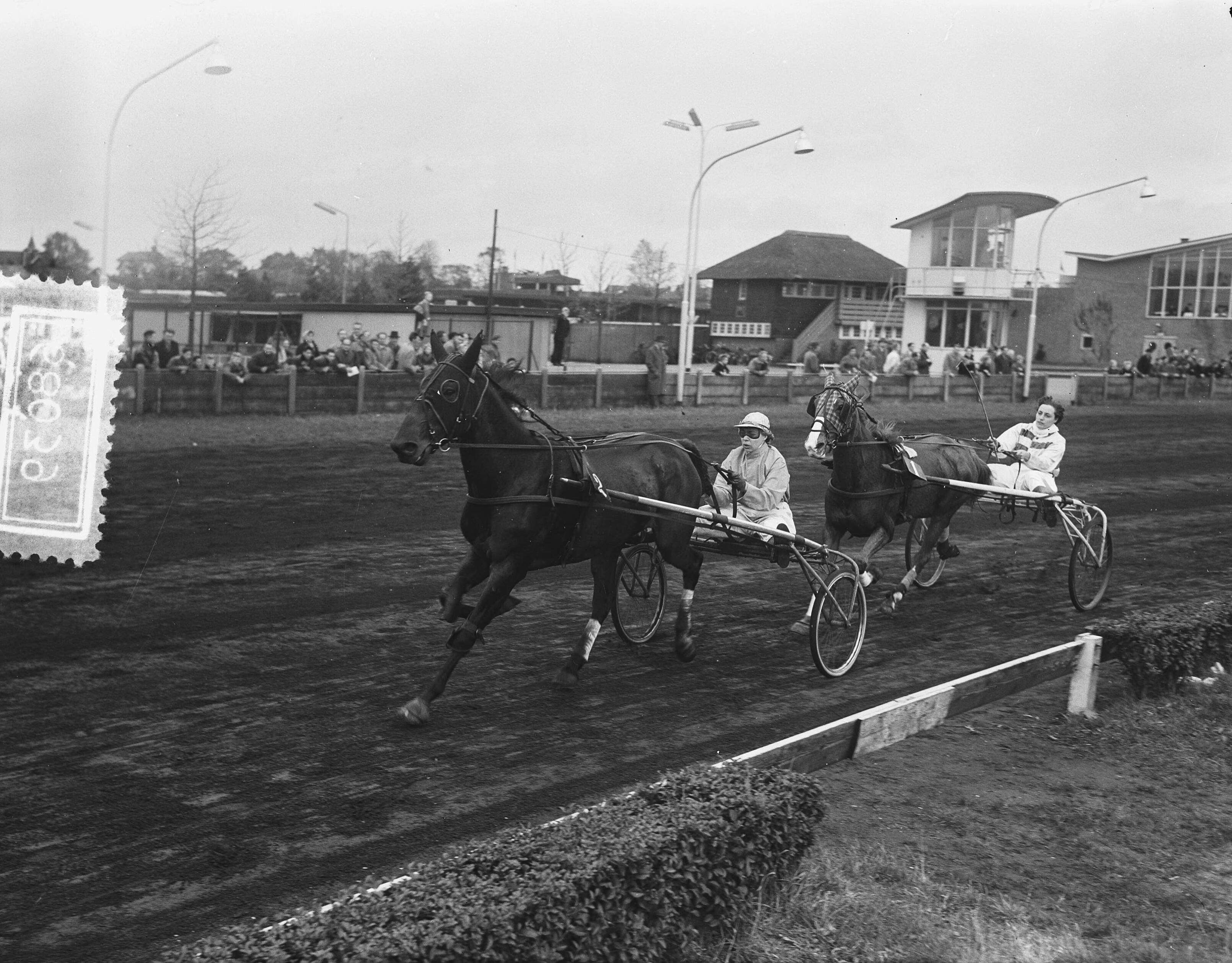 Fotocollectie Anefo — Nederlandse kampioenschap dames-pikeurs te Hilversum — Foto: Duinen, H. van / Anefo. Licentie: Set B: Rechtenvrij / Publiek Domein. Bron: Nationaal Archief. http://hdl.handle.net/10648/a92bda0c-d0b4-102d-bcf8-003048976d84