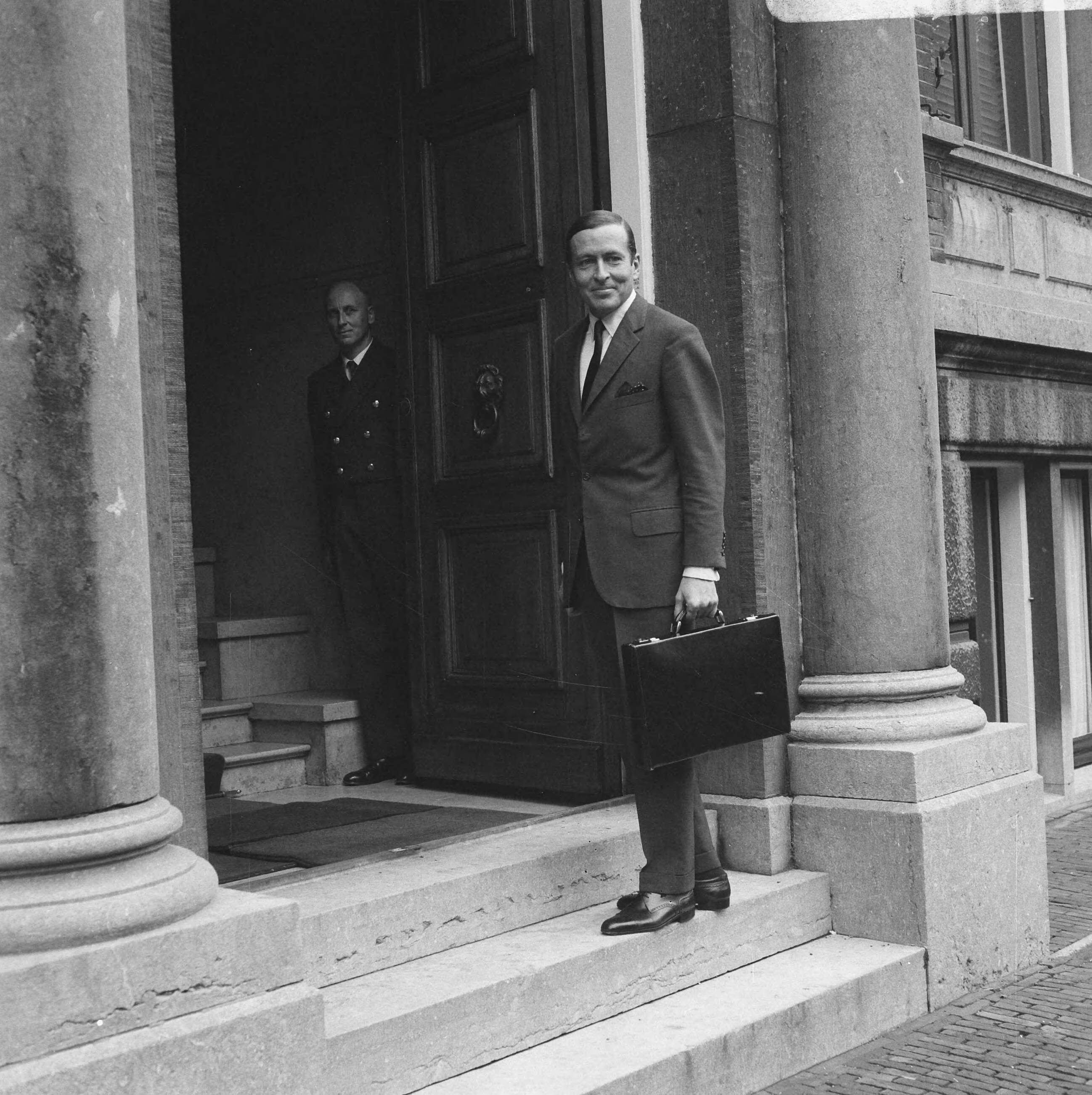 Prins Claus op kasteel Drakensteyn — Prins Claus bij aankomst op kasteel Drakensteyn — Foto: Kroon, Ron / Anefo. Licentie: Set B: Rechtenvrij / Publiek Domein. Bron: Nationaal Archief. http://hdl.handle.net/10648/ab011860-d0b4-102d-bcf8-003048976d84