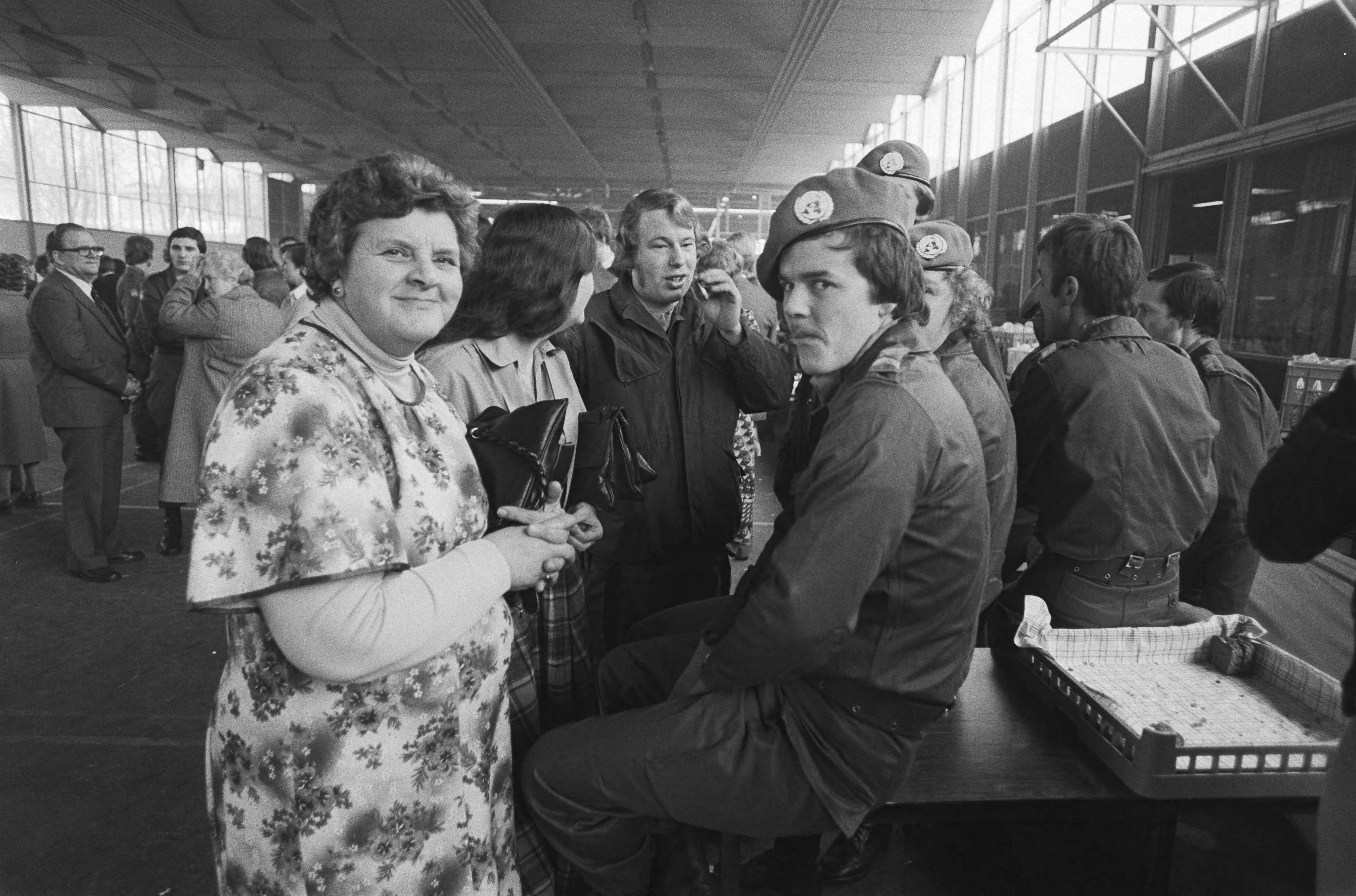 Ouderdag voor VN militairen in Zuidlaren — Ouders van de VN militairen bezoeken de Adolf van Nassau Kazerne — Foto: Suyk, Koen / Anefo. Licentie: Set B: Rechtenvrij / Publiek Domein. Bron: Nationaal Archief. http://hdl.handle.net/10648/acc51a98-d0b4-102d-bcf8-003048976d84
