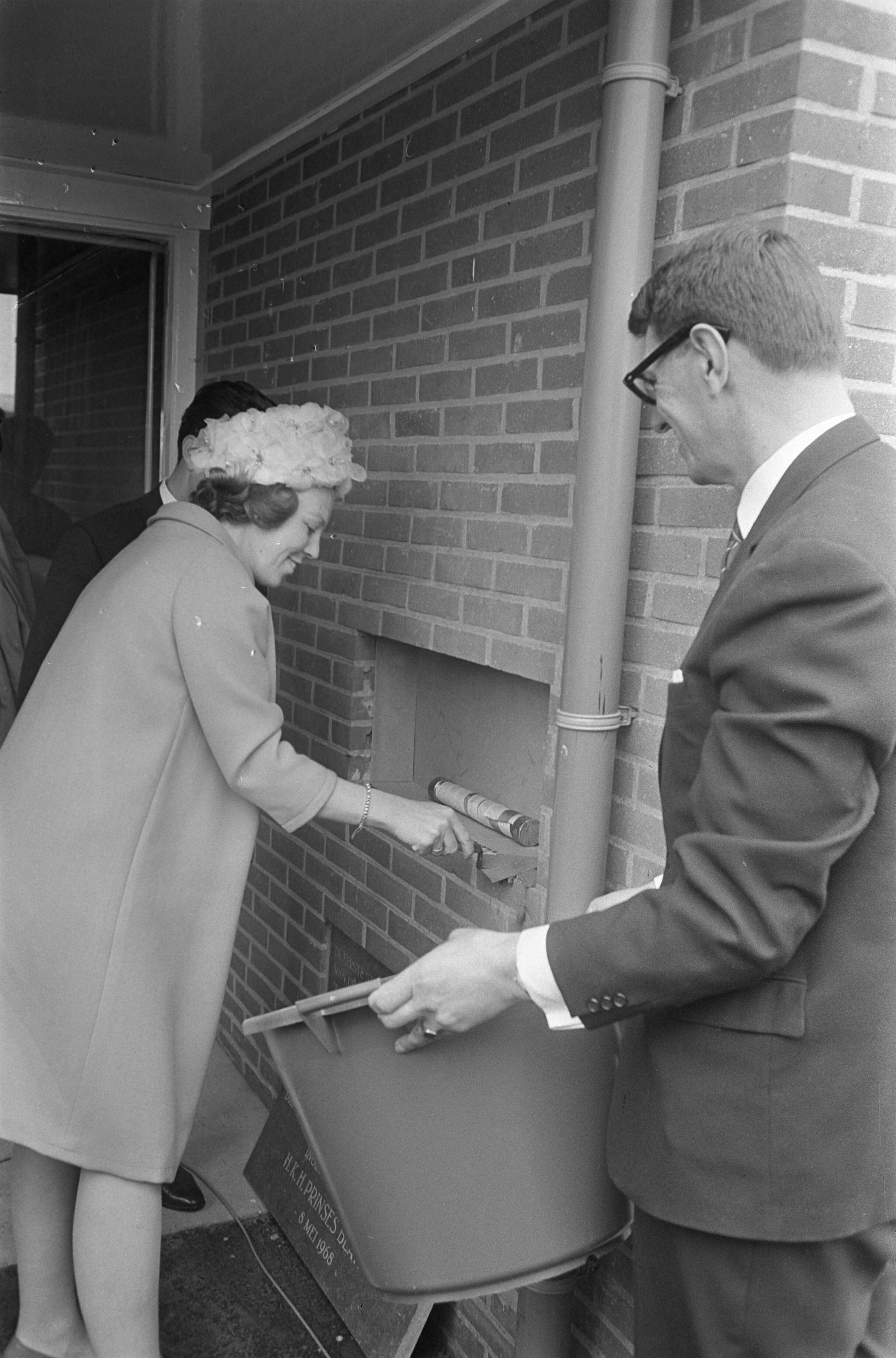 Fotocollectie Anefo — Prinses Beatrix in Drenthe opende vakantiecentrum prins Willem Alexander in Roden — Foto: Koch, Eric / Anefo. Licentie: Set B: Rechtenvrij / Publiek Domein. Bron: Nationaal Archief. http://hdl.handle.net/10648/ab401808-d0b4-102d-bcf8-003048976d84