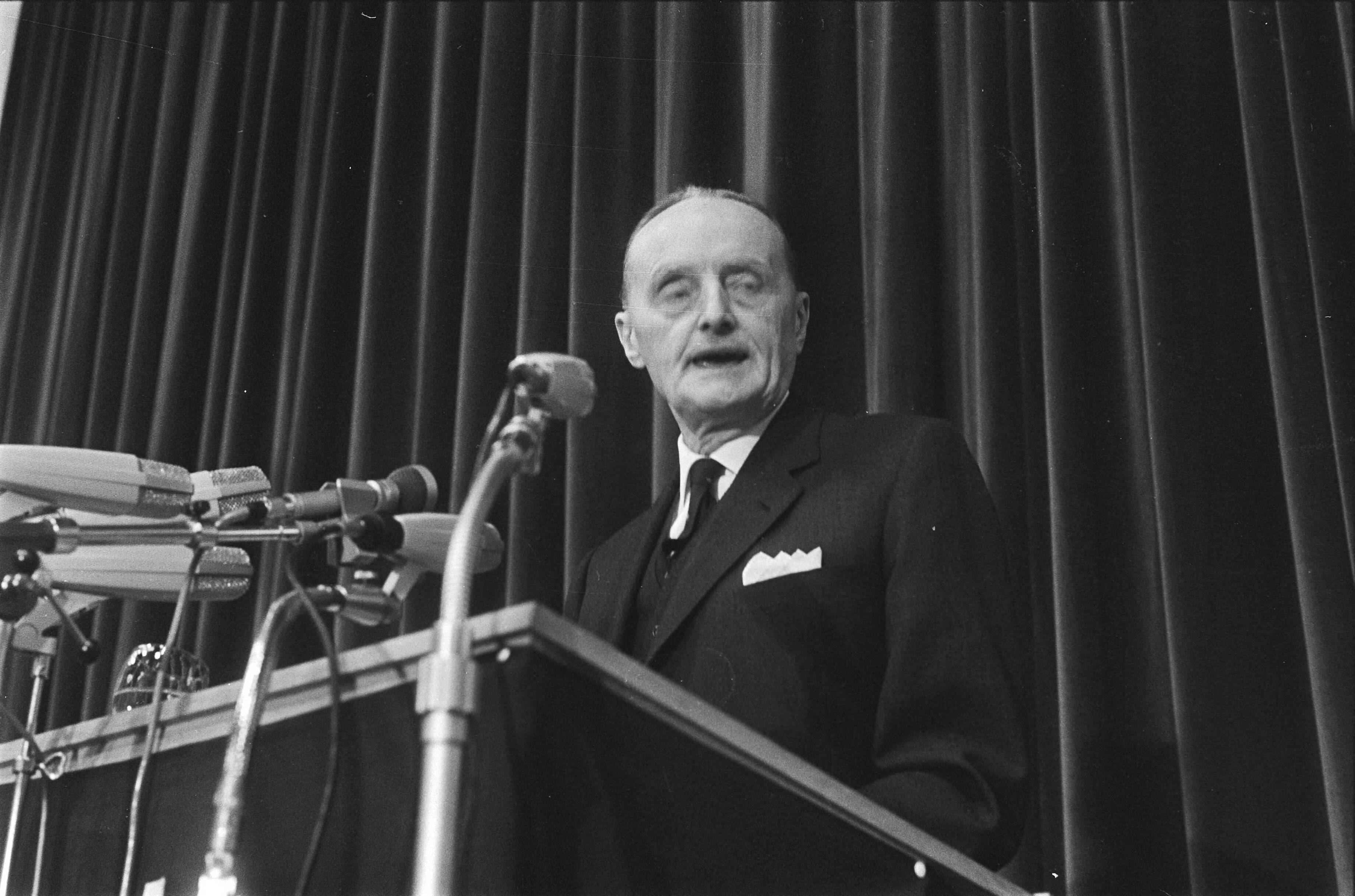 Fotocollectie Anefo — NATO Parlement bijeen in Ridderzaal, Den Haag ; Brosio aan het woord — Foto: Koch, Eric / Anefo. Licentie: Set B: Rechtenvrij / Publiek Domein. Bron: Nationaal Archief. http://hdl.handle.net/10648/aba9751e-d0b4-102d-bcf8-003048976d84