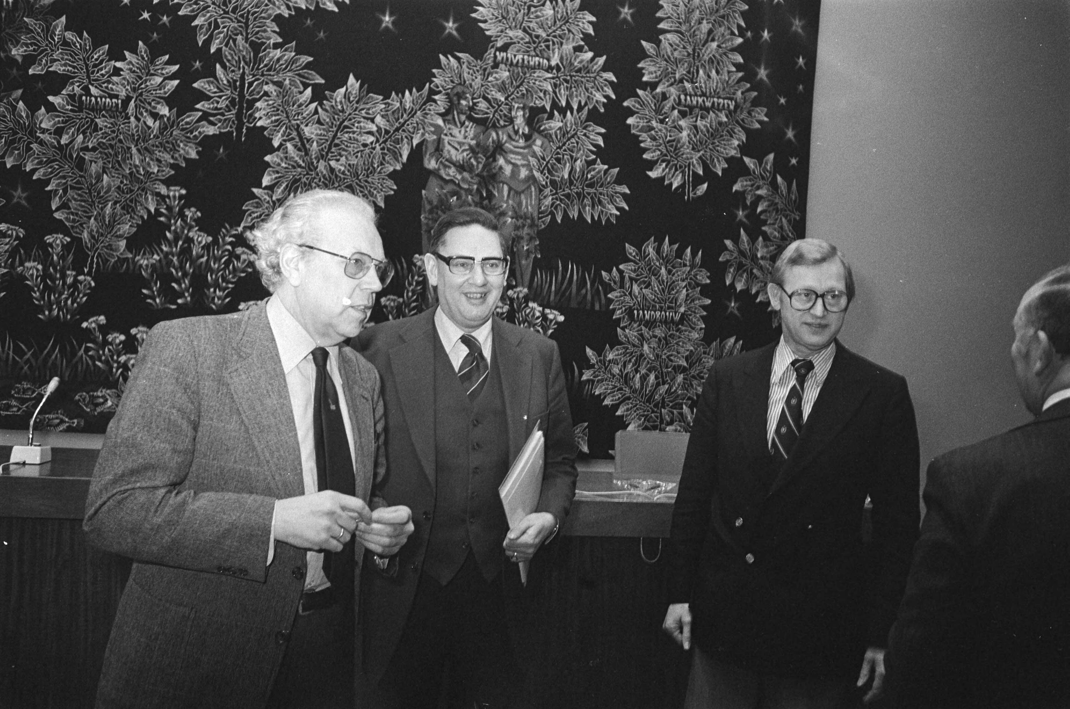 Fotocollectie Anefo — Orientatiegesprek regering/werkgevers/werknemers in SER gebouw Den Haag minister Albeda ,Van Aardenne en Andriessen — Foto: Verhoeff, Bert / Anefo. Licentie: Set B: Rechtenvrij / Publiek Domein. Bron: Nationaal Archief. http://hdl.handle.net/10648/aca9c16c-d0b4-102d-bcf8-003048976d84
