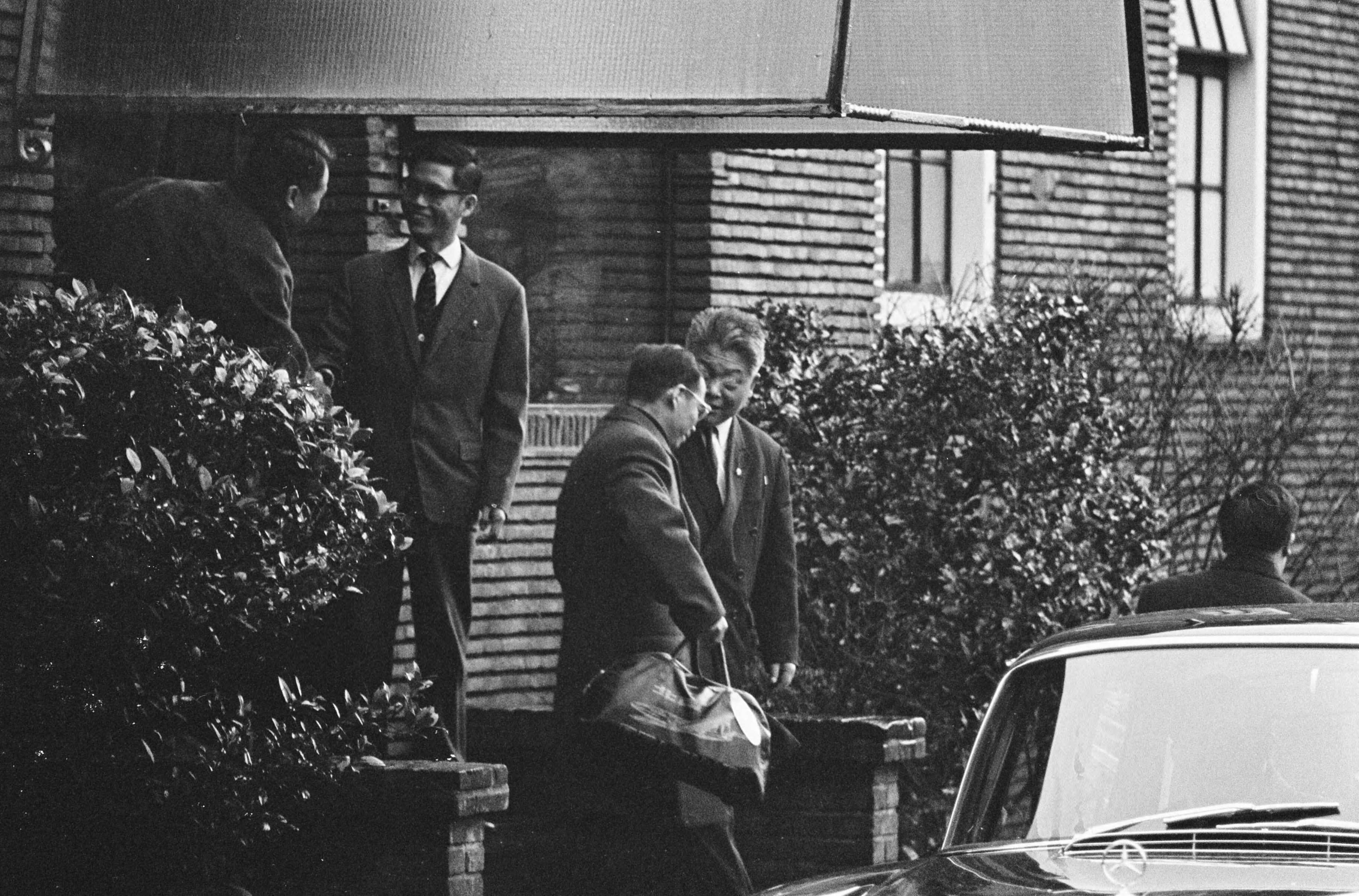 Fotocollectie Anefo — Chinezen naar huis, Chinezen verlaten de legatie te Den Haag — Foto: Koch, Eric / Anefo. Licentie: Set B: Rechtenvrij / Publiek Domein. Bron: Nationaal Archief. http://hdl.handle.net/10648/ab0a5182-d0b4-102d-bcf8-003048976d84