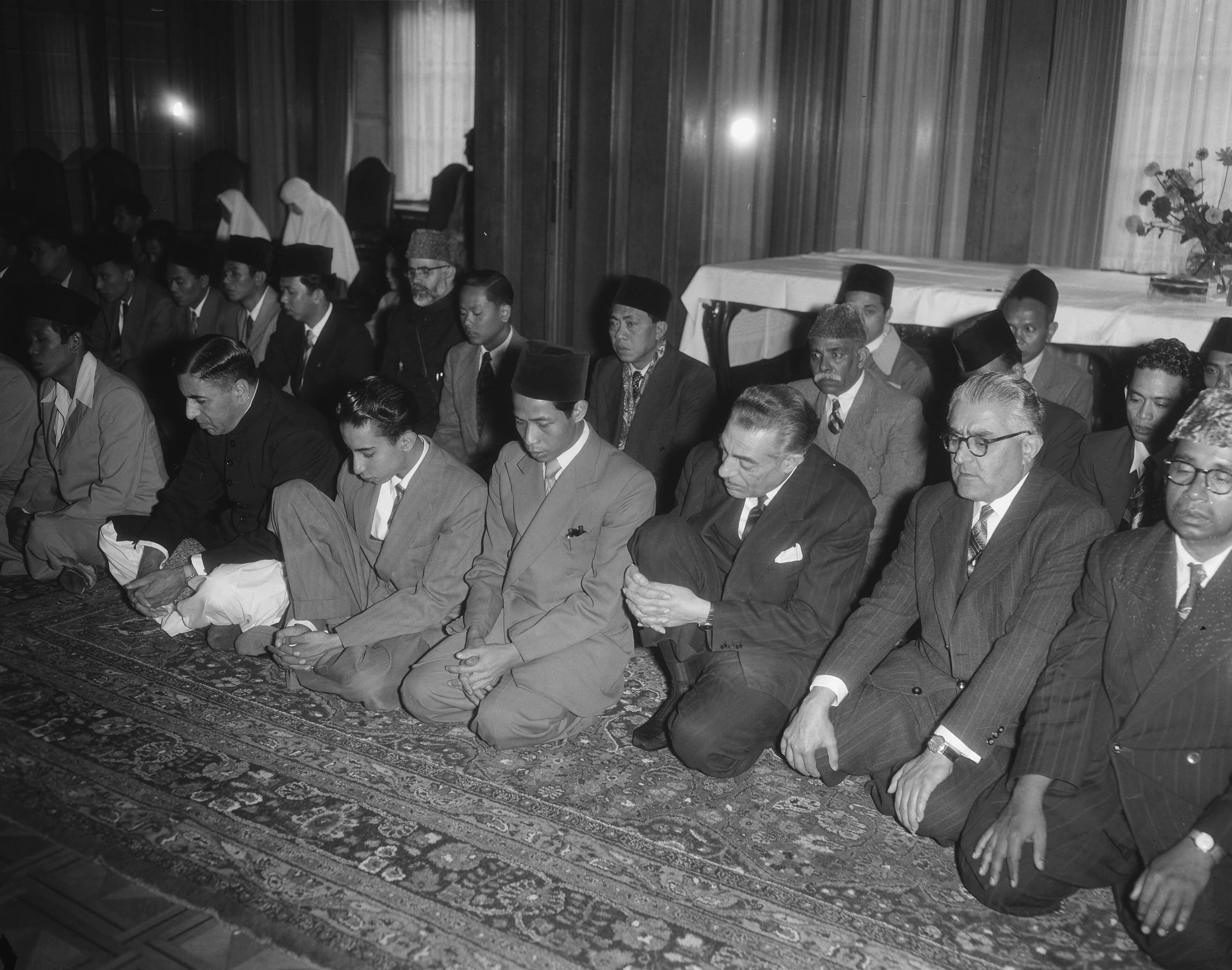 Fotocollectie Anefo — Viering in Wassenaar van de islamitische feestdag Idul Adha [Eidh al-Adha]. De heer Meftah (ambassade Iran), Izzet Sior (Egyptische Legatie) — Foto: Duinen, G.W. van / Anefo. Licentie: Set B: Rechtenvrij / Publiek Domein. Bron: Nationaal Archief. http://hdl.handle.net/10648/a92794c4-d0b4-102d-bcf8-003048976d84