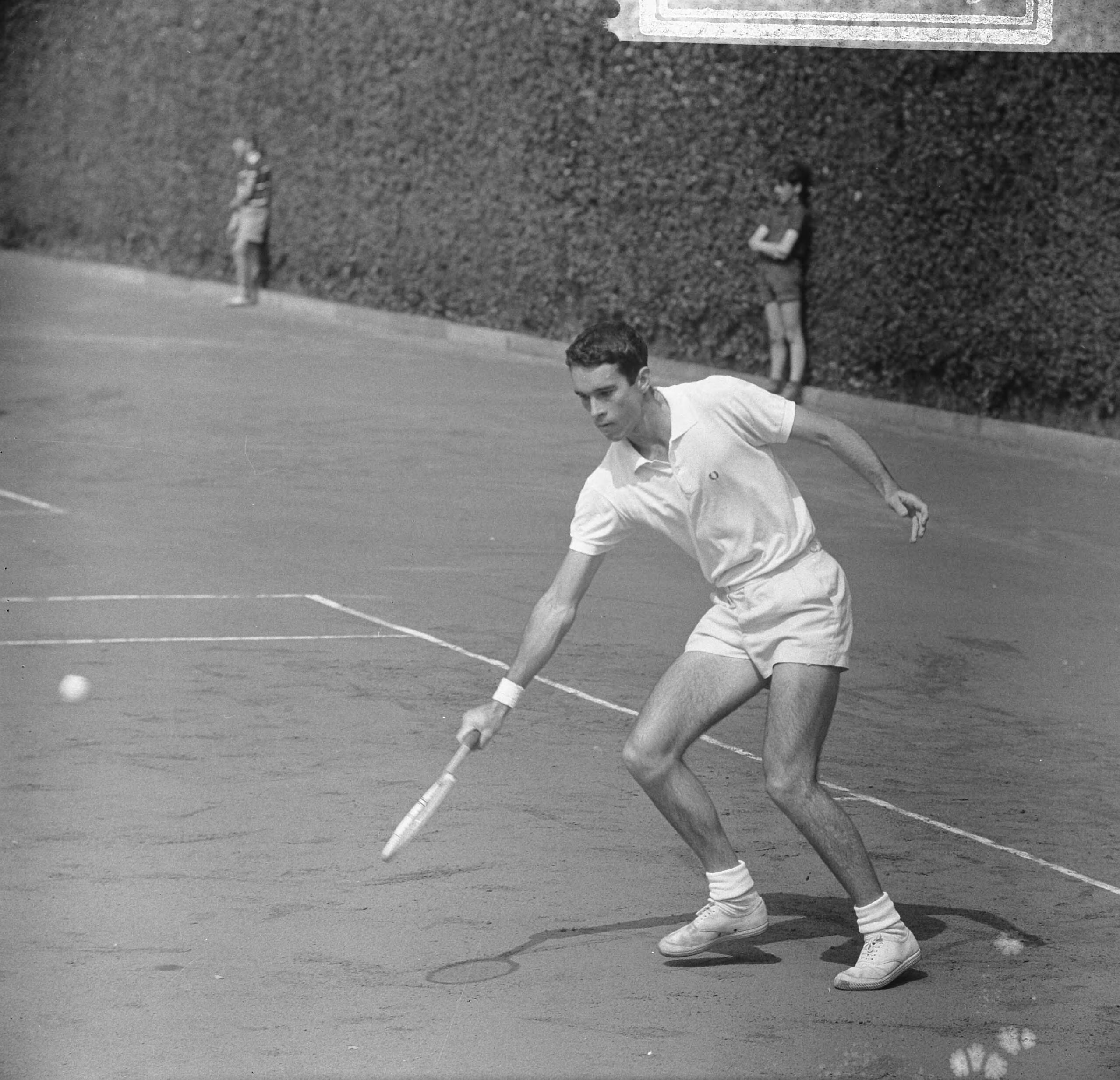Fotocollectie Anefo — Open internationale tenniskampioenschappen op 't Melkhuisje te Hilversum, de Australiër Bill Bowrey in actie — Foto: Nijs, Jac. de / Anefo. Licentie: Set B: Rechtenvrij / Publiek Domein. Bron: Nationaal Archief. http://hdl.handle.net/10648/aab534f4-d0b4-102d-bcf8-003048976d84