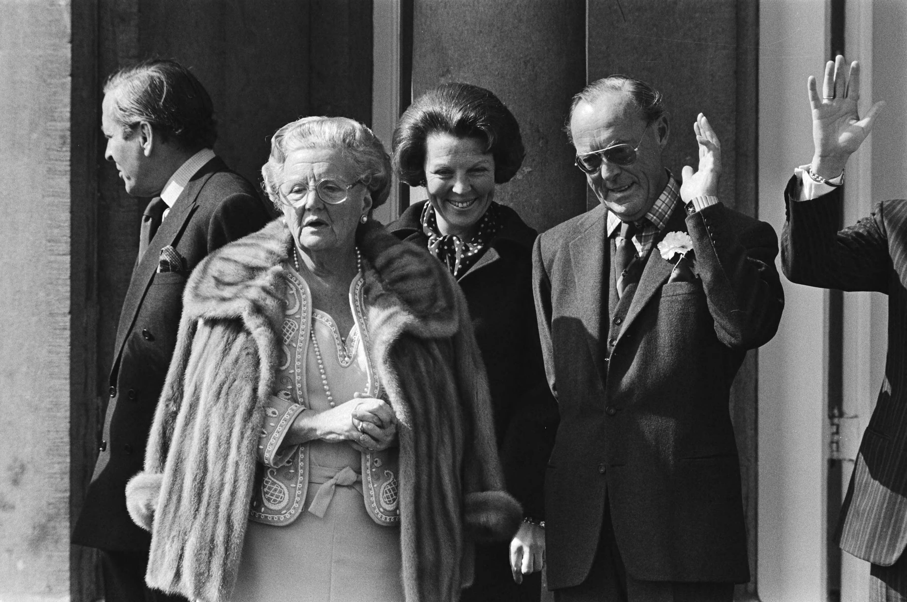Defilé Soestdijk — Op het bordes — Foto: Croes, Rob C. / Anefo. Licentie: Set B: Rechtenvrij / Publiek Domein. Bron: Nationaal Archief. http://hdl.handle.net/10648/acc9430c-d0b4-102d-bcf8-003048976d84