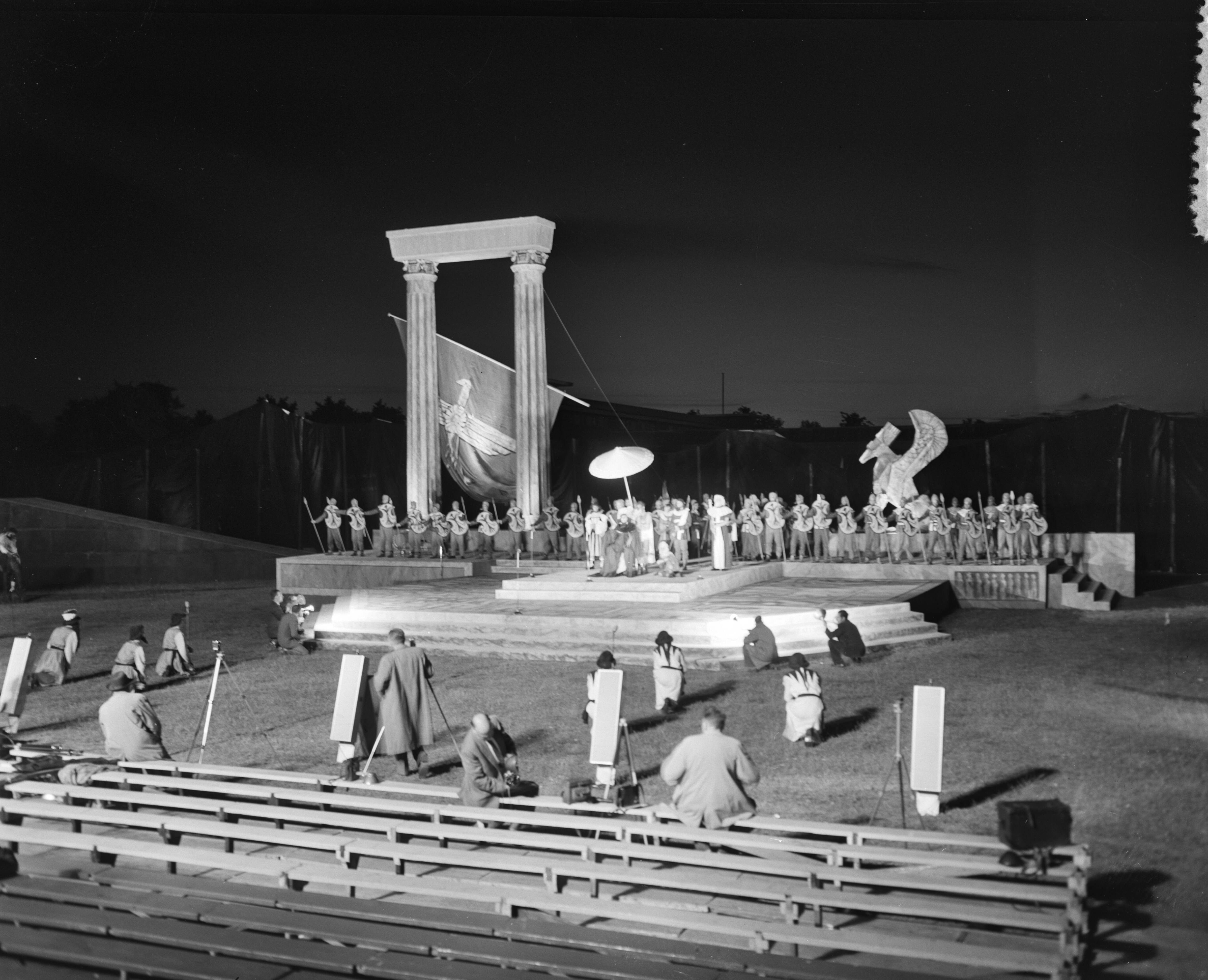 Lustrum USC Utrecht (1956) — Generale repetitie het lustrumspel "Xerxes" van het USC — Foto: Bilsen, Joop van / Anefo. Licentie: Set B: Rechtenvrij / Publiek Domein. Bron: Nationaal Archief. http://hdl.handle.net/10648/a94b03a0-d0b4-102d-bcf8-003048976d84