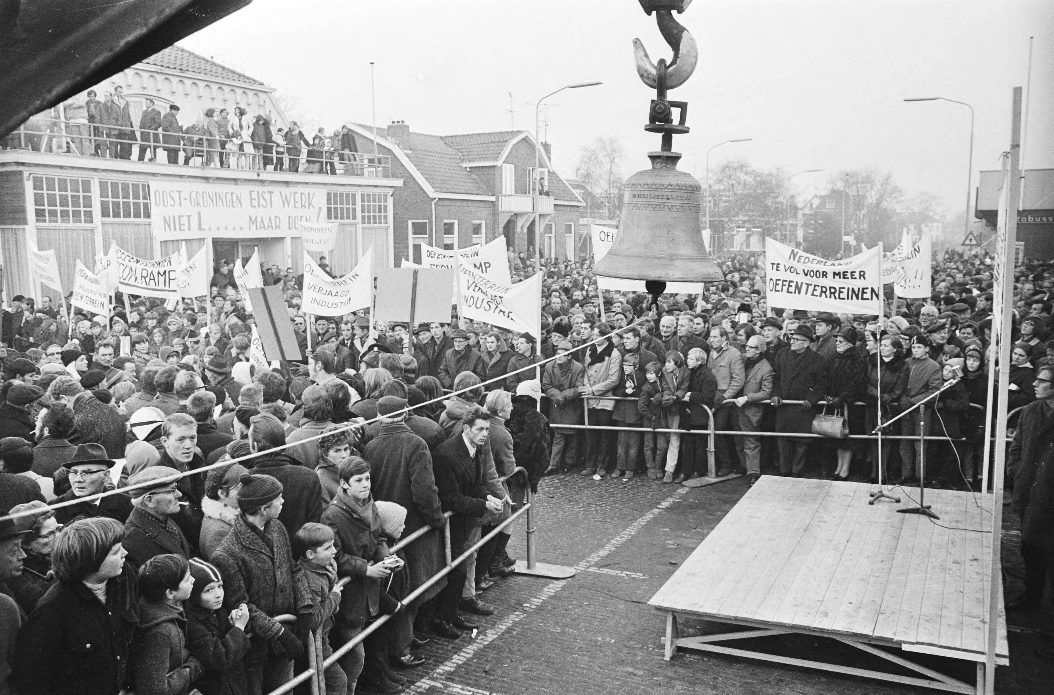 Fotocollectie Anefo — Actie "Noodklok Oost-Groningen". 28 Kamerleden in Winschoten, Oost-Groningen, voor slecht economische situatie; duizenden met borden bij aankomst kamerleden op Stationsplein — Foto: Verhoeff, Bert / Anefo. Licentie: Set B: Rechtenvrij / Publiek Domein. Bron: Nationaal Archief. http://hdl.handle.net/10648/abb01c66-d0b4-102d-bcf8-003048976d84