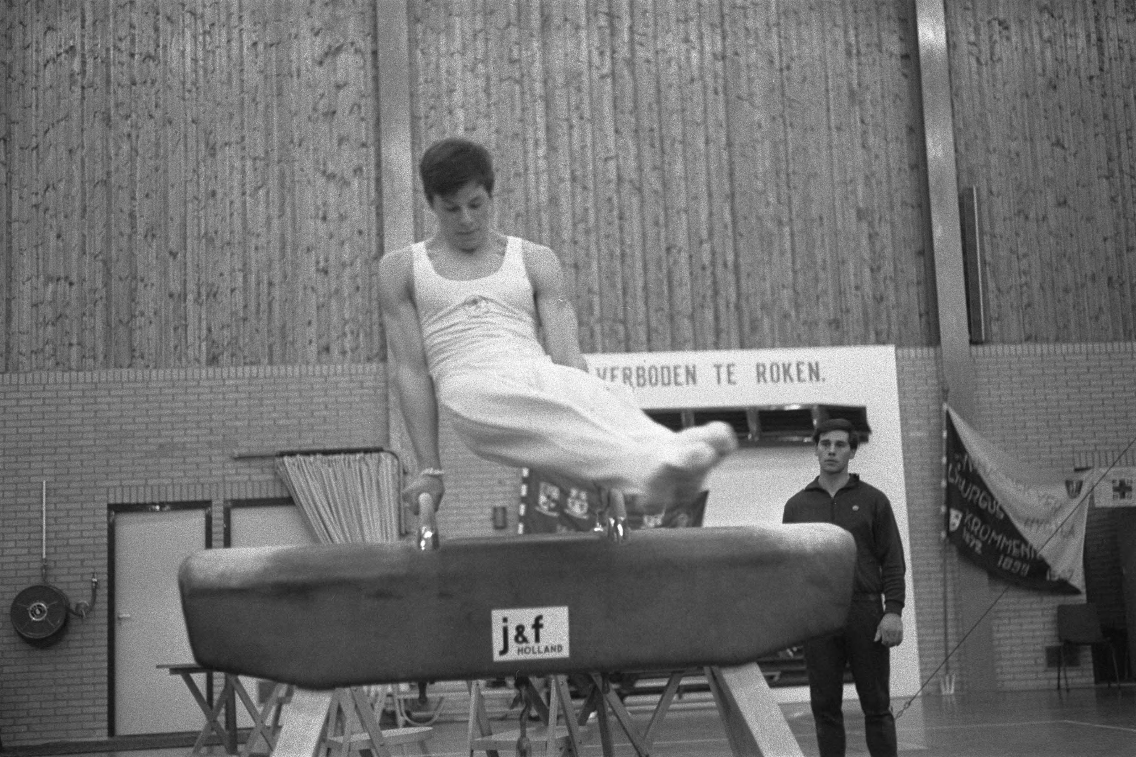 Fotocollectie Anefo — Nationale Kampioenschappen Turnen voor Heren te Krommenie winnaar bij de A jeugd Peter Karregat uit Volendam in aktie op het paard — Foto: Koch, Eric / Anefo. Licentie: Set B: Rechtenvrij / Publiek Domein. Bron: Nationaal Archief. http://hdl.handle.net/10648/ab63e17a-d0b4-102d-bcf8-003048976d84