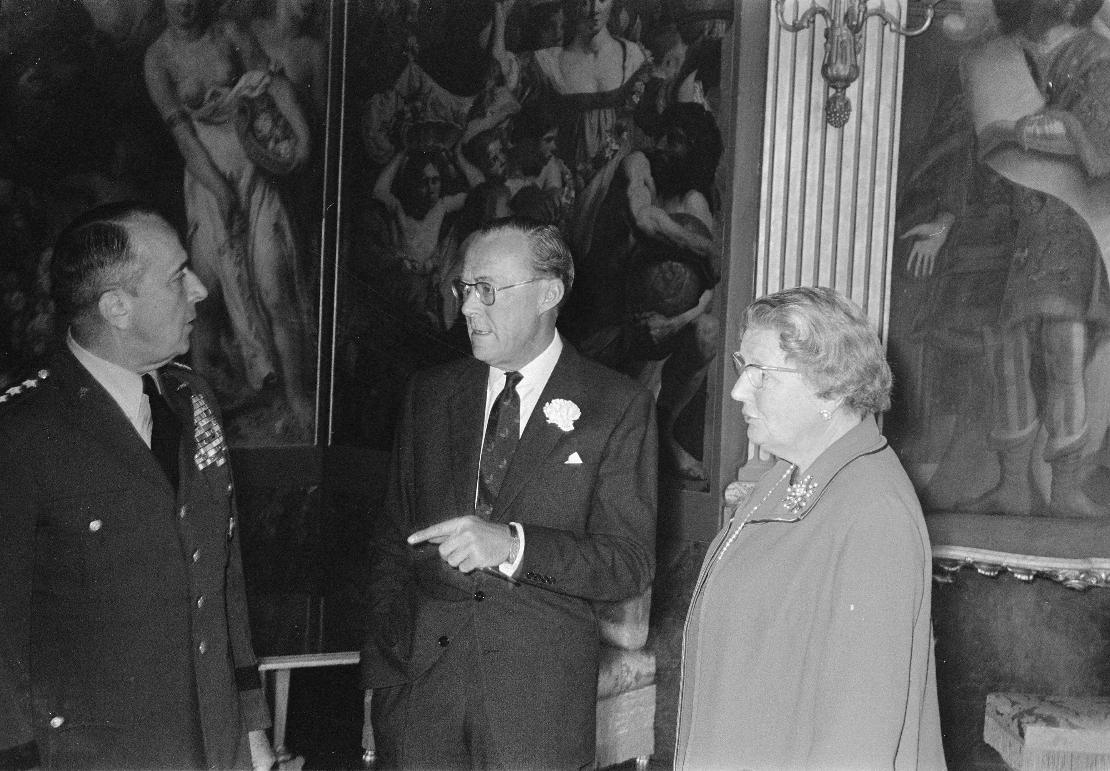 Fotocollectie Anefo — HM en ZKH Prins Bernhard ontvingen generaal Lemnitzer in verband met afscheid als opperbevelhebber van NAVO in Europa, op Paleis Huis ten Bosch , Den Haag — Foto: Evers, Joost / Anefo. Licentie: Set B: Rechtenvrij / Publiek Domein. Bron: Nationaal Archief. http://hdl.handle.net/10648/ab6c7272-d0b4-102d-bcf8-003048976d84