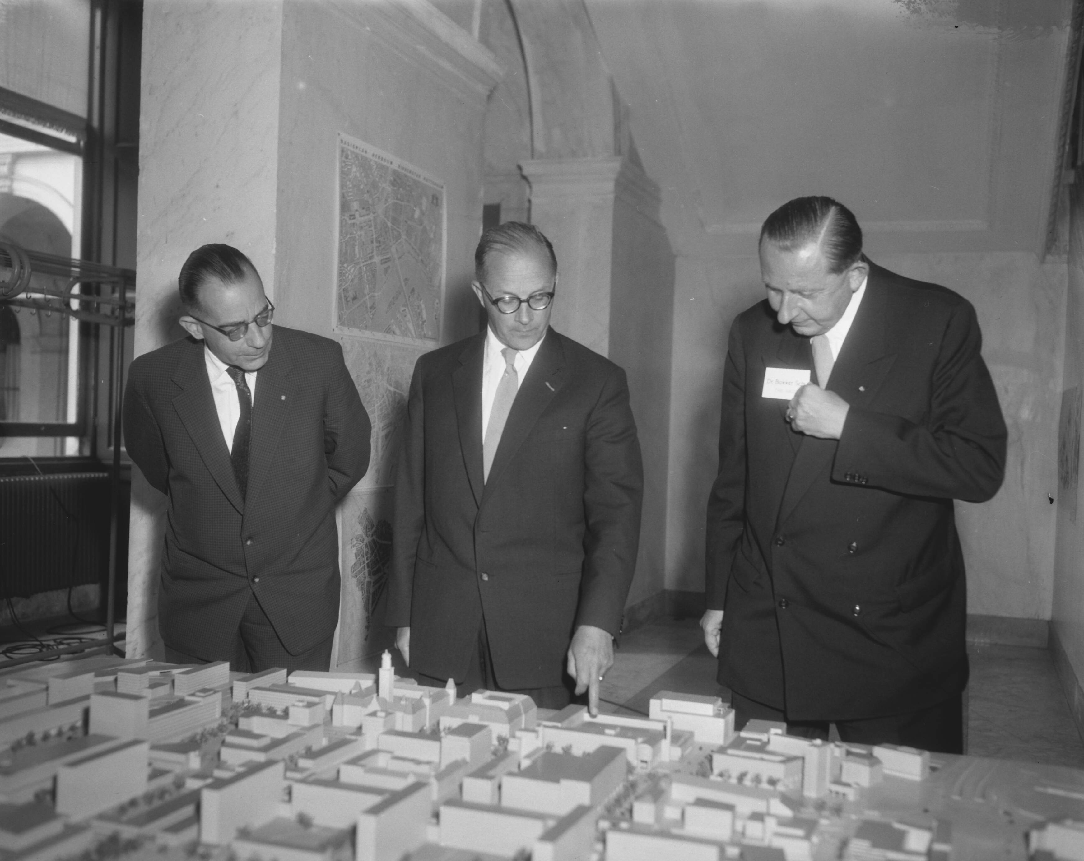 Fotocollectie Anefo — Internationaal Congres voor Stedebouwverenigingen in Den Haag — Foto: Pot, Harry / Anefo. Licentie: Set B: Rechtenvrij / Publiek Domein. Bron: Nationaal Archief. http://hdl.handle.net/10648/a982e64e-d0b4-102d-bcf8-003048976d84