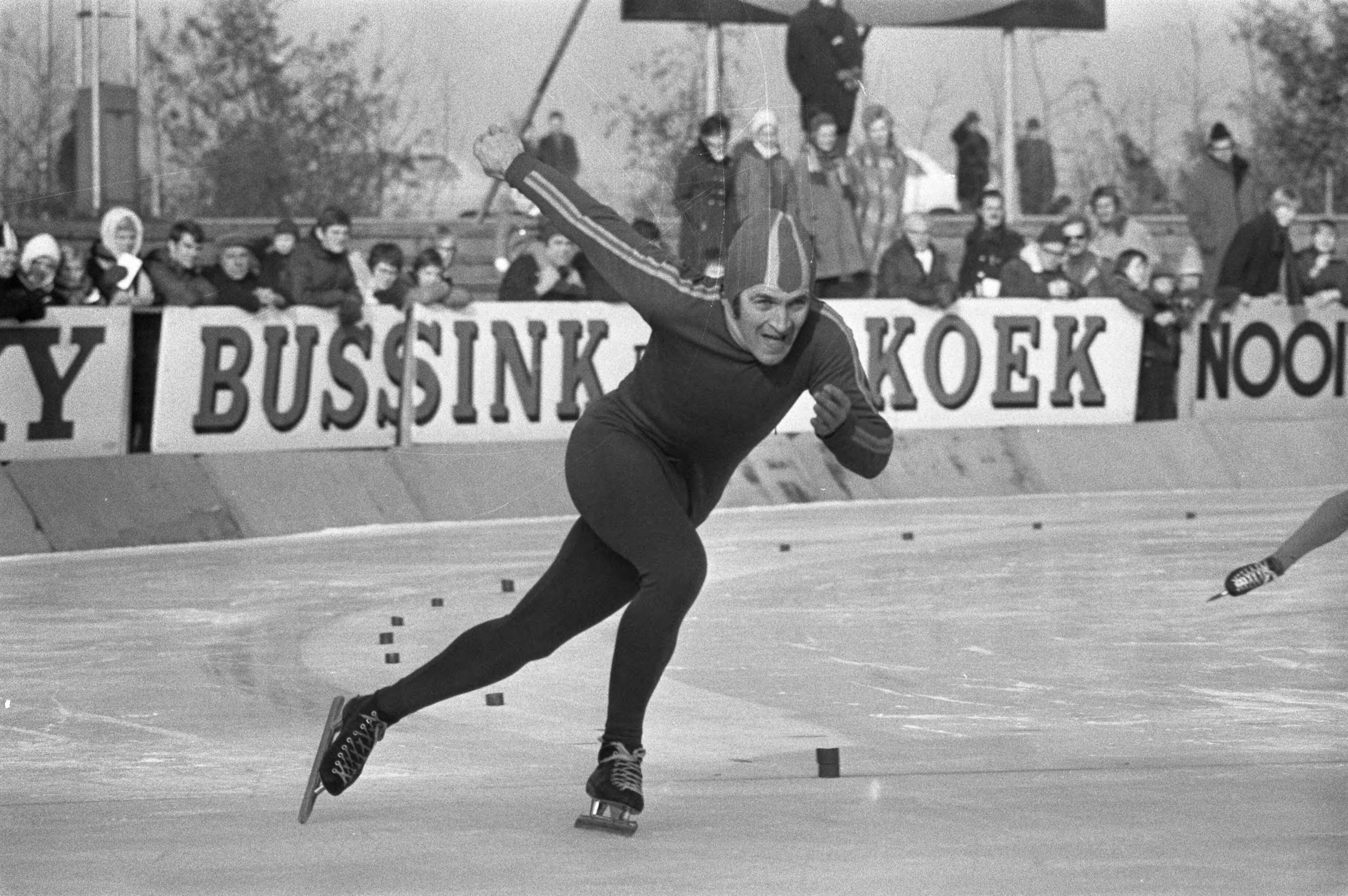IJsselcup schaatswedstrijden Deventer — IJsselcup schaatswedstrijden Deventer [Jan Bols] — Foto: Fotograaf Onbekend / Anefo. Licentie: Set B: Rechtenvrij / Publiek Domein. Bron: Nationaal Archief. http://hdl.handle.net/10648/abd81004-d0b4-102d-bcf8-003048976d84