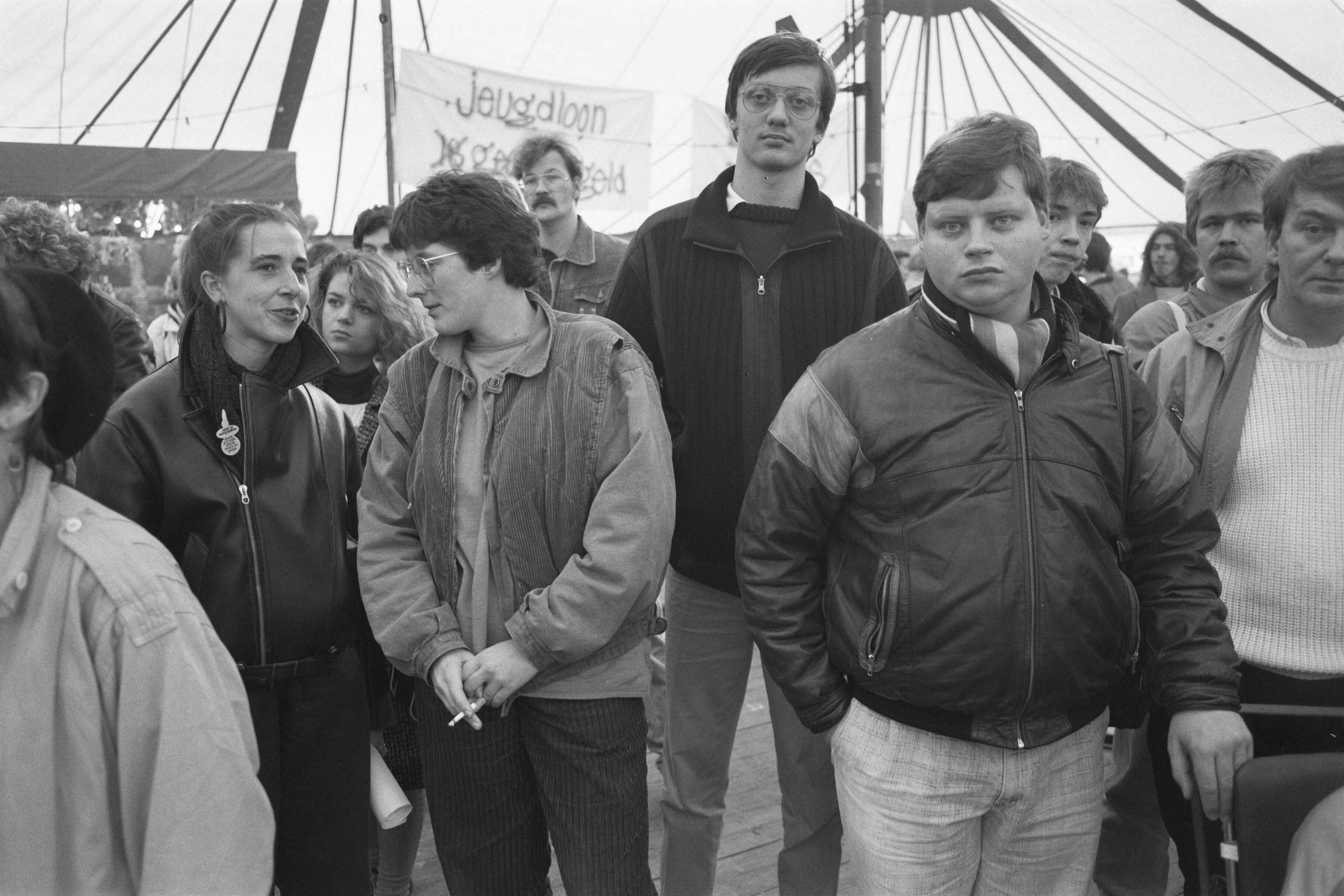 Fotocollectie Anefo — Demonstratie jongeren "maak je sterk voor poen en werk" in Den Haag ; jongeren — Foto: Molendijk, Bart / Anefo. Licentie: Set B: Rechtenvrij / Publiek Domein. Bron: Nationaal Archief. http://hdl.handle.net/10648/ad65ea86-d0b4-102d-bcf8-003048976d84
