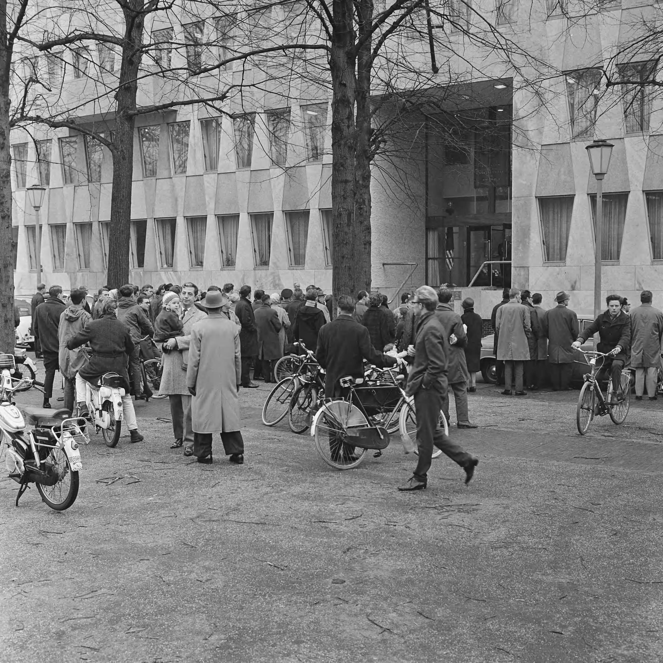 Fotocollectie Anefo — Condoleancebezoek op de Amerikaanse ambassade te Den Haag n.a.v. het overlijden van president Kennedy. De Russische ambassadeur I. Tugarinov verlaat de Amerikaanse ambassade — Foto: Koch, Eric / Anefo. Licentie: Set B: Rechtenvrij / Publiek Domein. Bron: Nationaal Archief. http://hdl.handle.net/10648/aa4f1926-d0b4-102d-bcf8-003048976d84