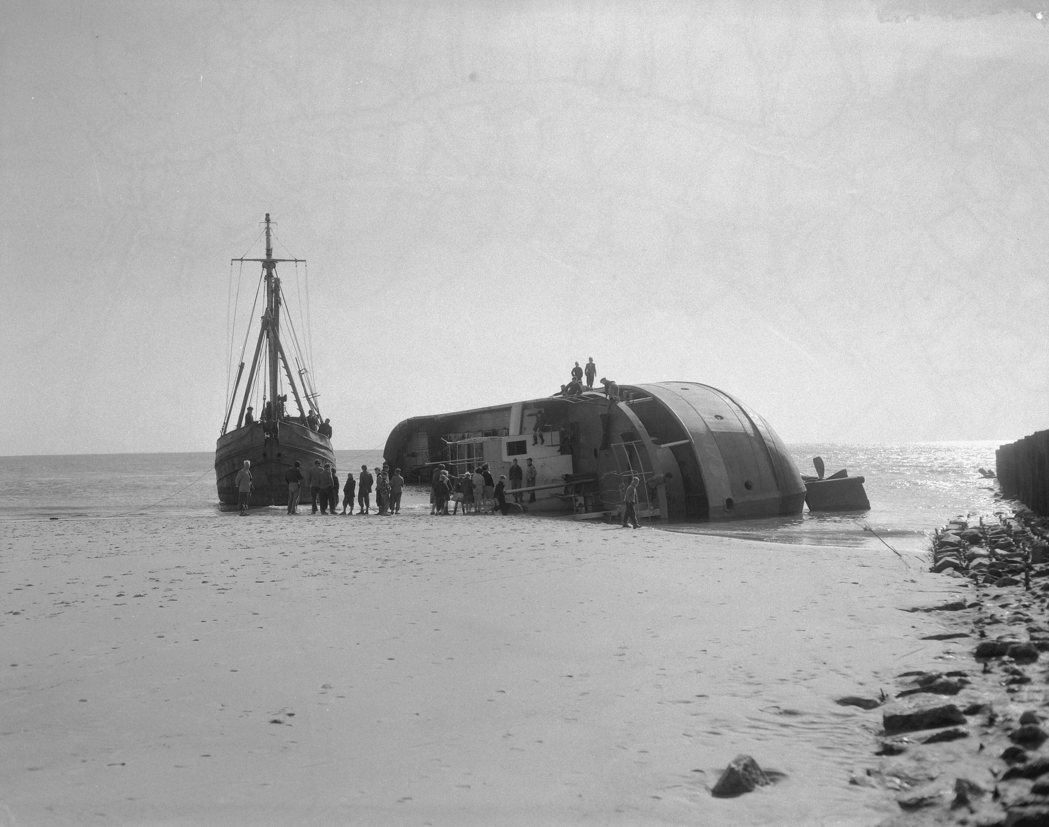 Fotocollectie Anefo — Berging "Achilles" gestrand in de nacht van 15 op 16 maart bij Westkapelle — Foto: Bilsen, Joop van / Anefo. Licentie: Set B: Rechtenvrij / Publiek Domein. Bron: Nationaal Archief. http://hdl.handle.net/10648/a95c7860-d0b4-102d-bcf8-003048976d84