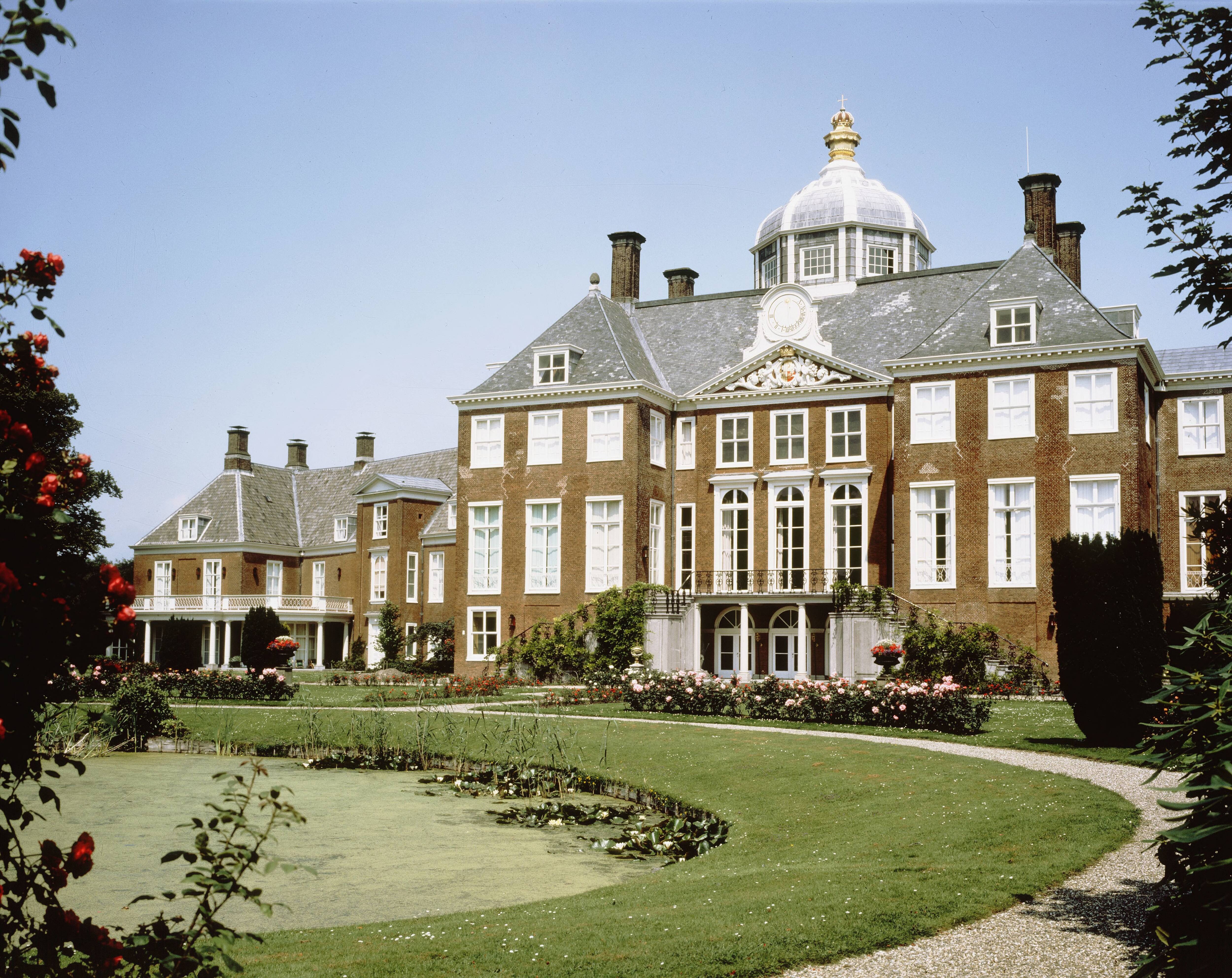 Paleis Huis ten Bosch te Den Haag — Exterieur — Foto: Hofmeester, Bart / RVD. Licentie: Set B: Rechtenvrij / Publiek Domein. Bron: Nationaal Archief. http://hdl.handle.net/10648/afa89320-d0b4-102d-bcf8-003048976d84