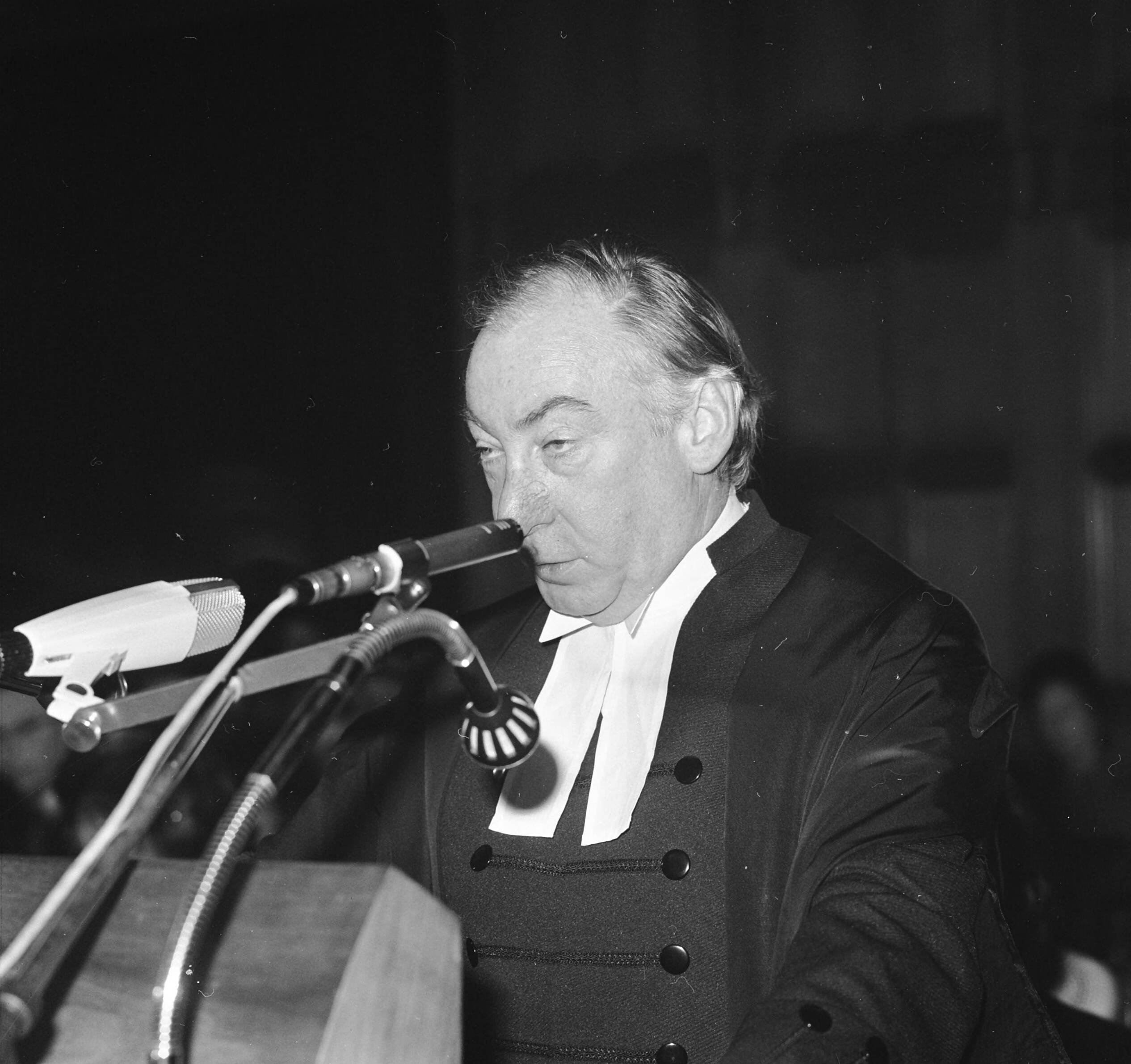 Fotocollectie Anefo — Internationaal gerechtshof te Den Haag houdt hoorzitting i.v.m. Australische klacht over Franse kernproef, Lionel Murphy — Foto: Mieremet, Rob / Anefo. Licentie: Set B: Rechtenvrij / Publiek Domein. Bron: Nationaal Archief. http://hdl.handle.net/10648/ac2ce566-d0b4-102d-bcf8-003048976d84