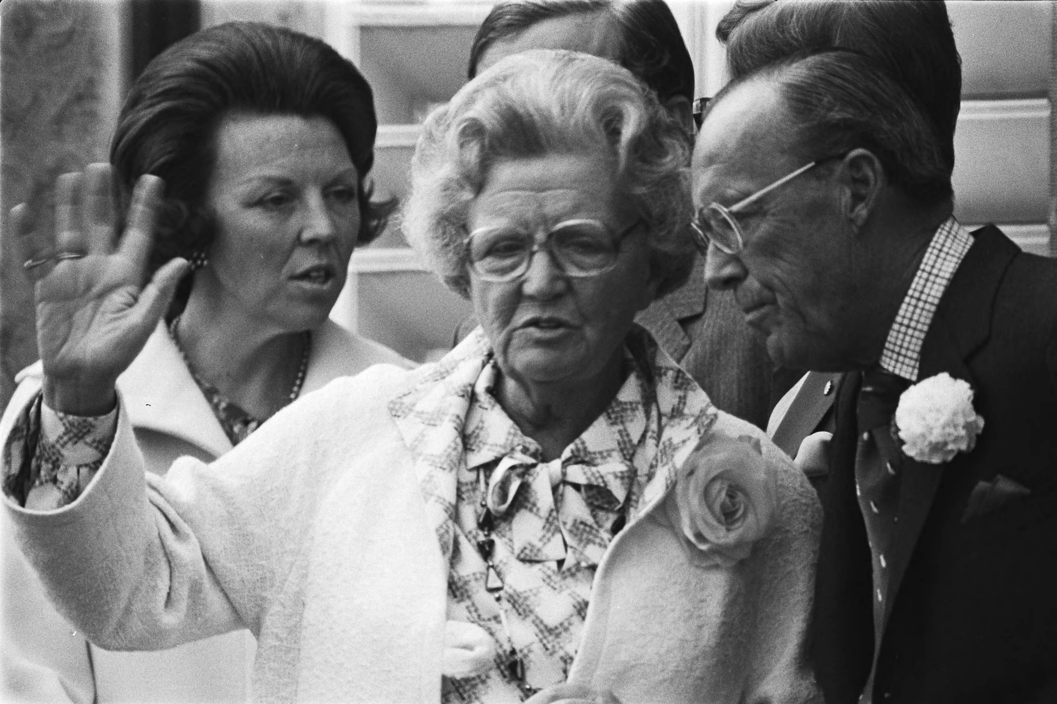 Fotocollectie Anefo — Defile Soestdijk 78; Prinses Beatrix , koningin Juliana en Prins Bernhard (close) — Foto: Verhoeff, Bert / Anefo. Licentie: Set B: Rechtenvrij / Publiek Domein. Bron: Nationaal Archief. http://hdl.handle.net/10648/acb197f2-d0b4-102d-bcf8-003048976d84
