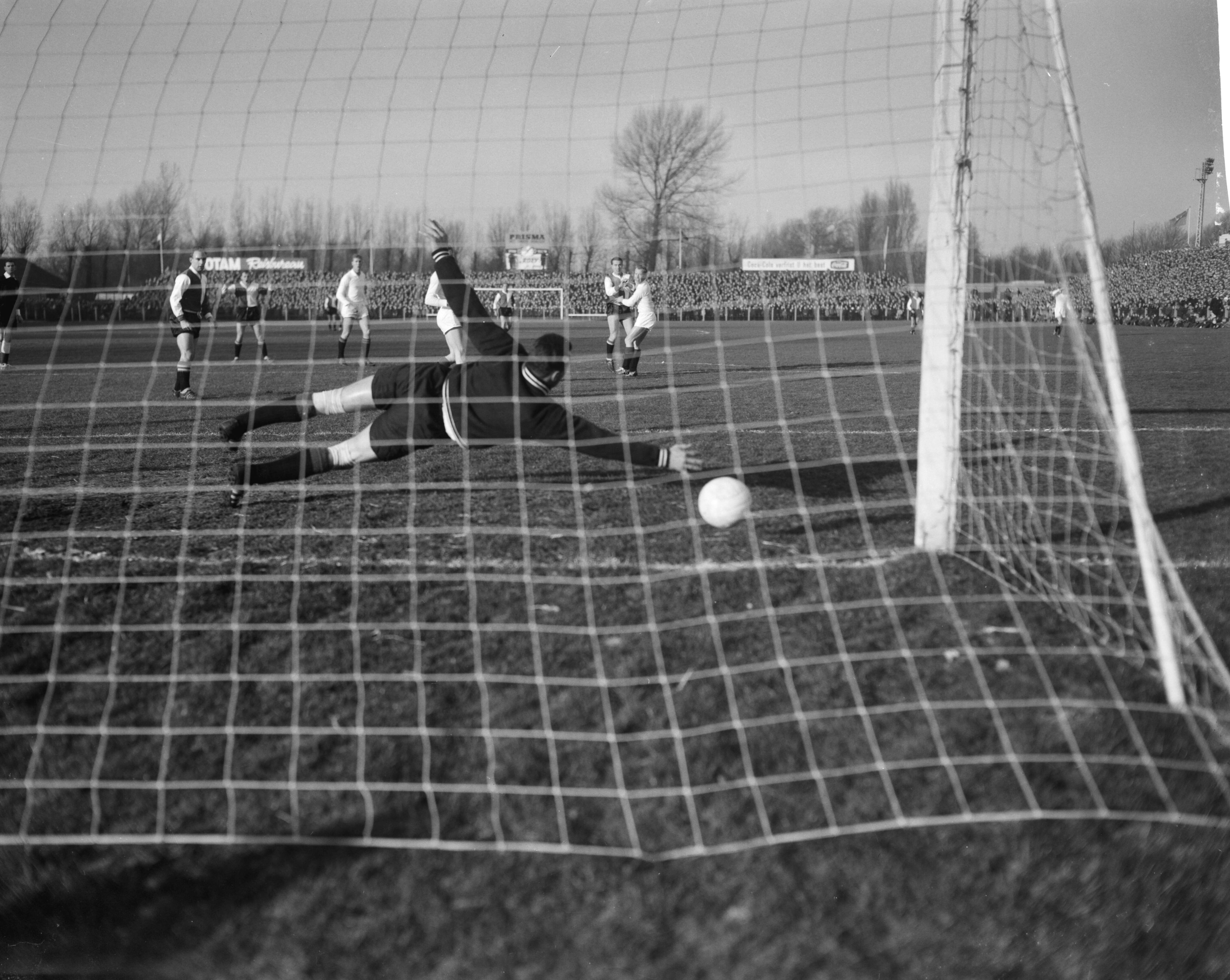 Fotocollectie Anefo — Voetbal. ADO tegen Feijenoord 5-2. Spelmoment, ADO-keeper Piet Oostrum laat de bal door — Foto: Bilsen, Joop van / Anefo. Licentie: Set B: Rechtenvrij / Publiek Domein. Bron: Nationaal Archief. http://hdl.handle.net/10648/a9f0777c-d0b4-102d-bcf8-003048976d84