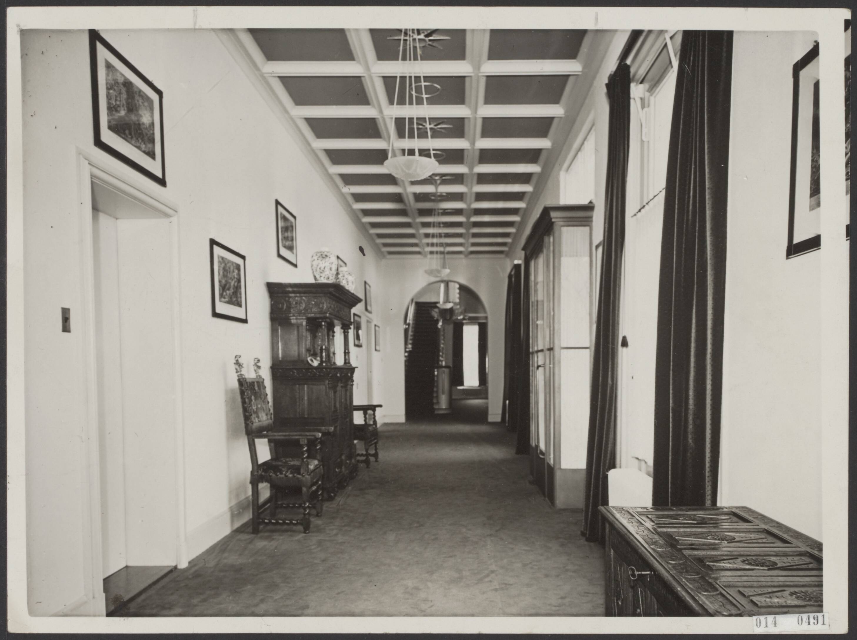 Fotocollectie Elsevier Binnenland — Serie interieur Paleis Soestdijk. Gang met trappenhuis in de nieuwe vleugel — Foto: N.V. Polygoon. Licentie: Set B: Rechtenvrij / Publiek Domein. Bron: Nationaal Archief. http://hdl.handle.net/10648/adb0cc90-d0b4-102d-bcf8-003048976d84