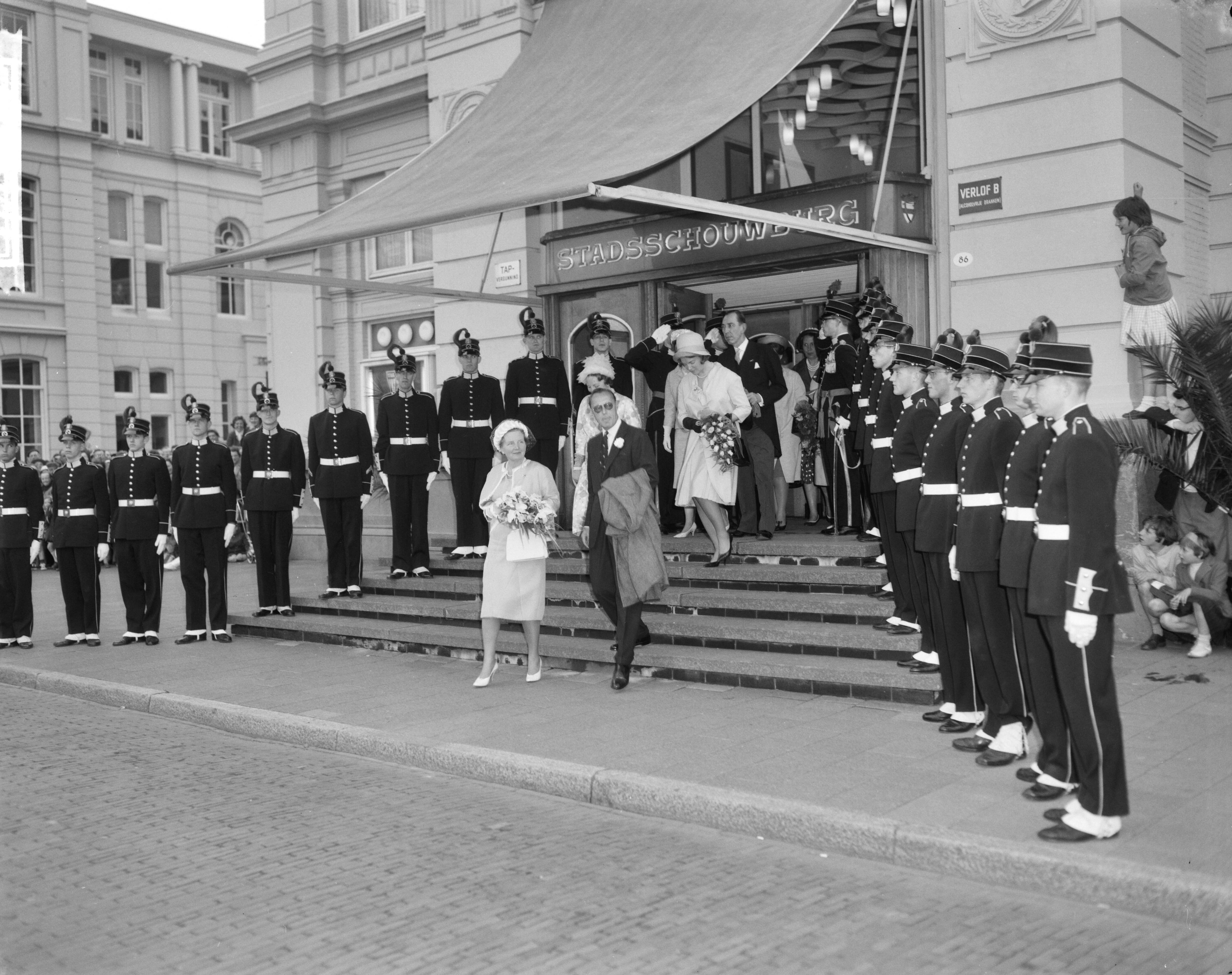Koninklijk bezoek aan Groningen en Friesland (1962) — Koninklijk bezoek aan Groningen — Foto: Bilsen, Joop van / Anefo. Licentie: Set B: Rechtenvrij / Publiek Domein. Bron: Nationaal Archief. http://hdl.handle.net/10648/aa06f894-d0b4-102d-bcf8-003048976d84