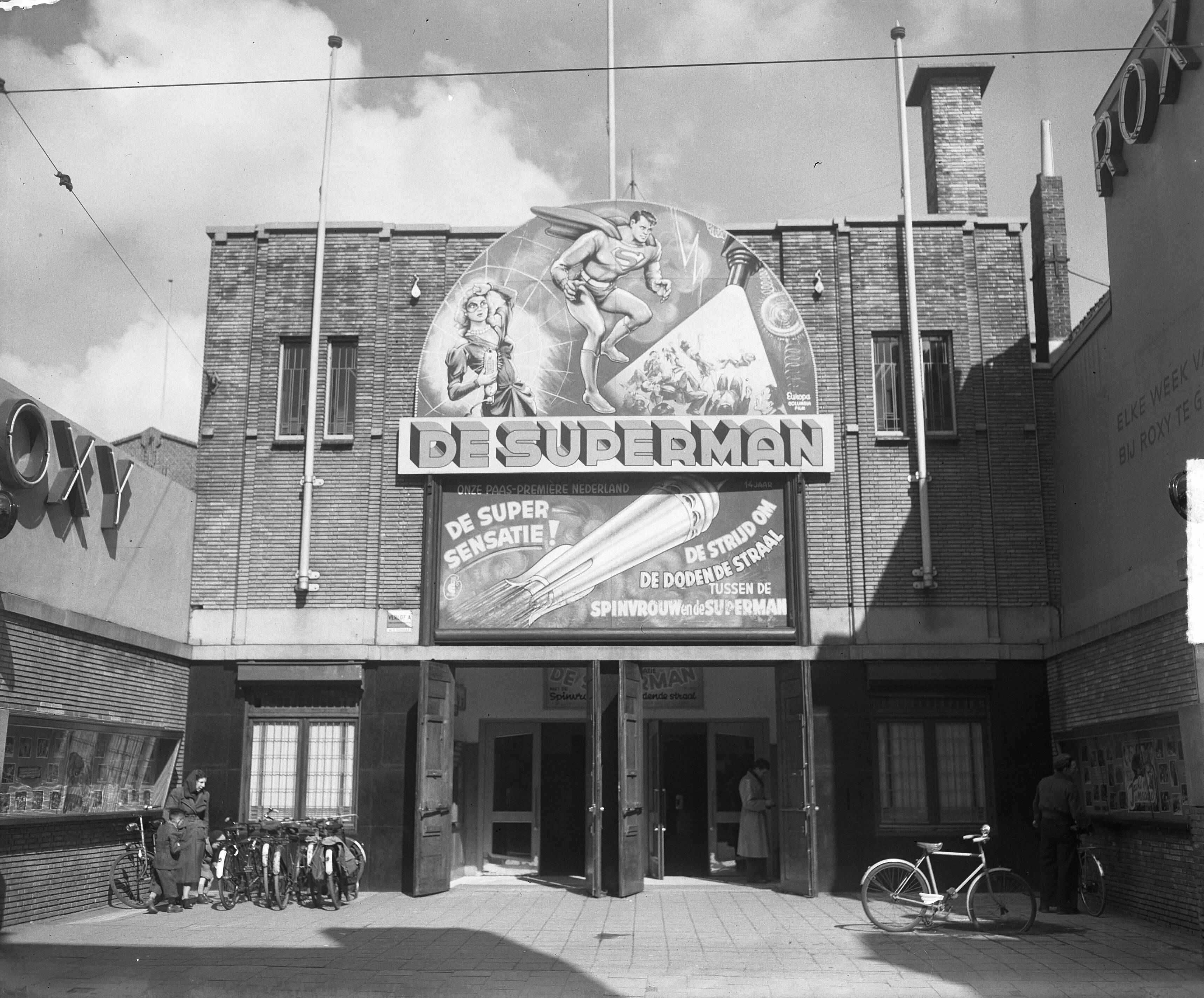 Fotocollectie Anefo — Reclame voor de film "De Superman" op de gevel van het Roxy Theater — Foto: Winterbergen, Rolf / Anefo. Licentie: Set B: Rechtenvrij / Publiek Domein. Bron: Nationaal Archief. http://hdl.handle.net/10648/a8d702d4-d0b4-102d-bcf8-003048976d84