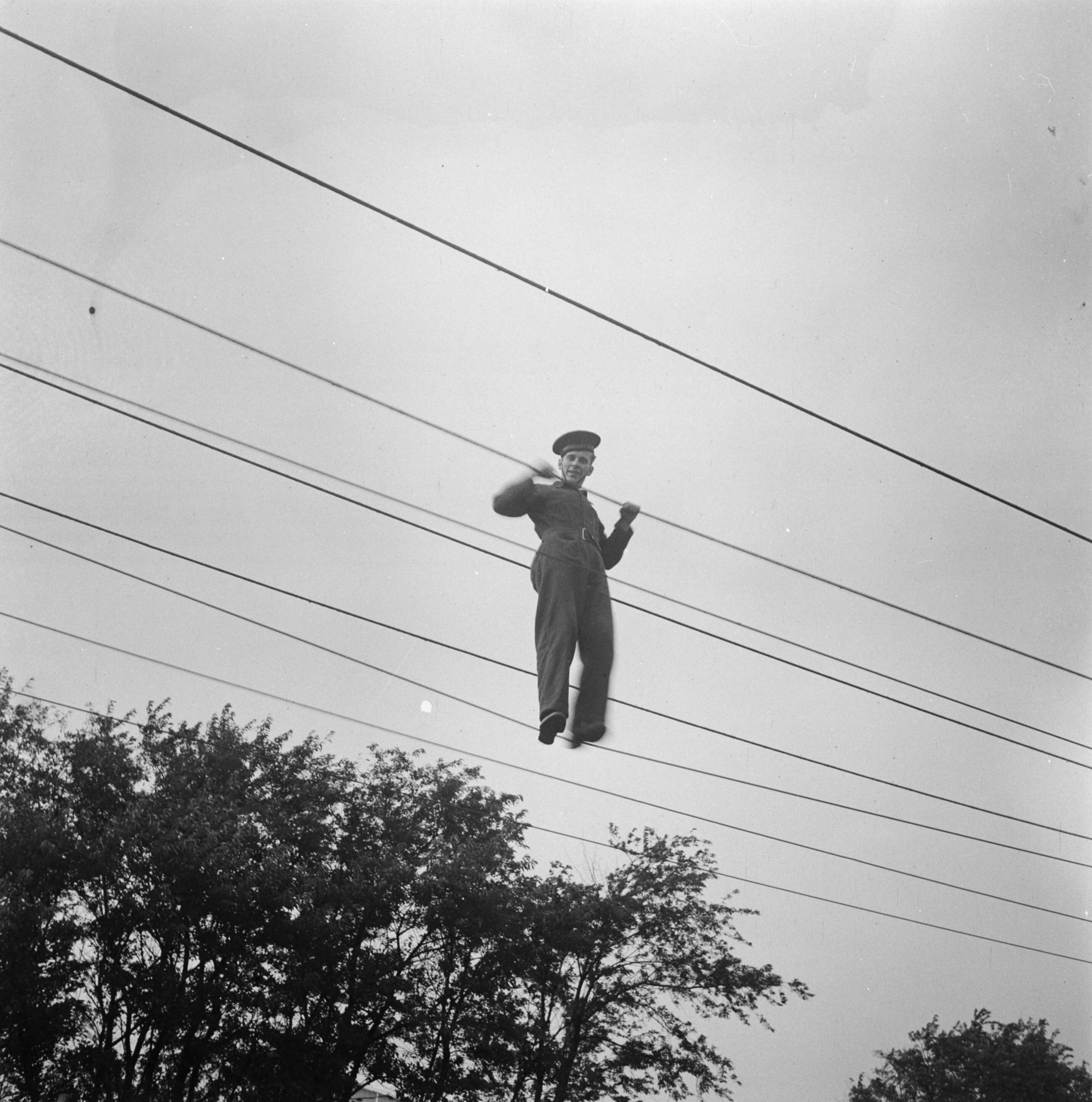 MOK Hilversum 1948 — MOK Hilversum. Matrozen in touwen — Foto: Steenkamp, B.J.J. (Ben) / Anefo. Licentie: Set B: Rechtenvrij / Publiek Domein. Bron: Nationaal Archief. http://hdl.handle.net/10648/a8bd9a7e-d0b4-102d-bcf8-003048976d84