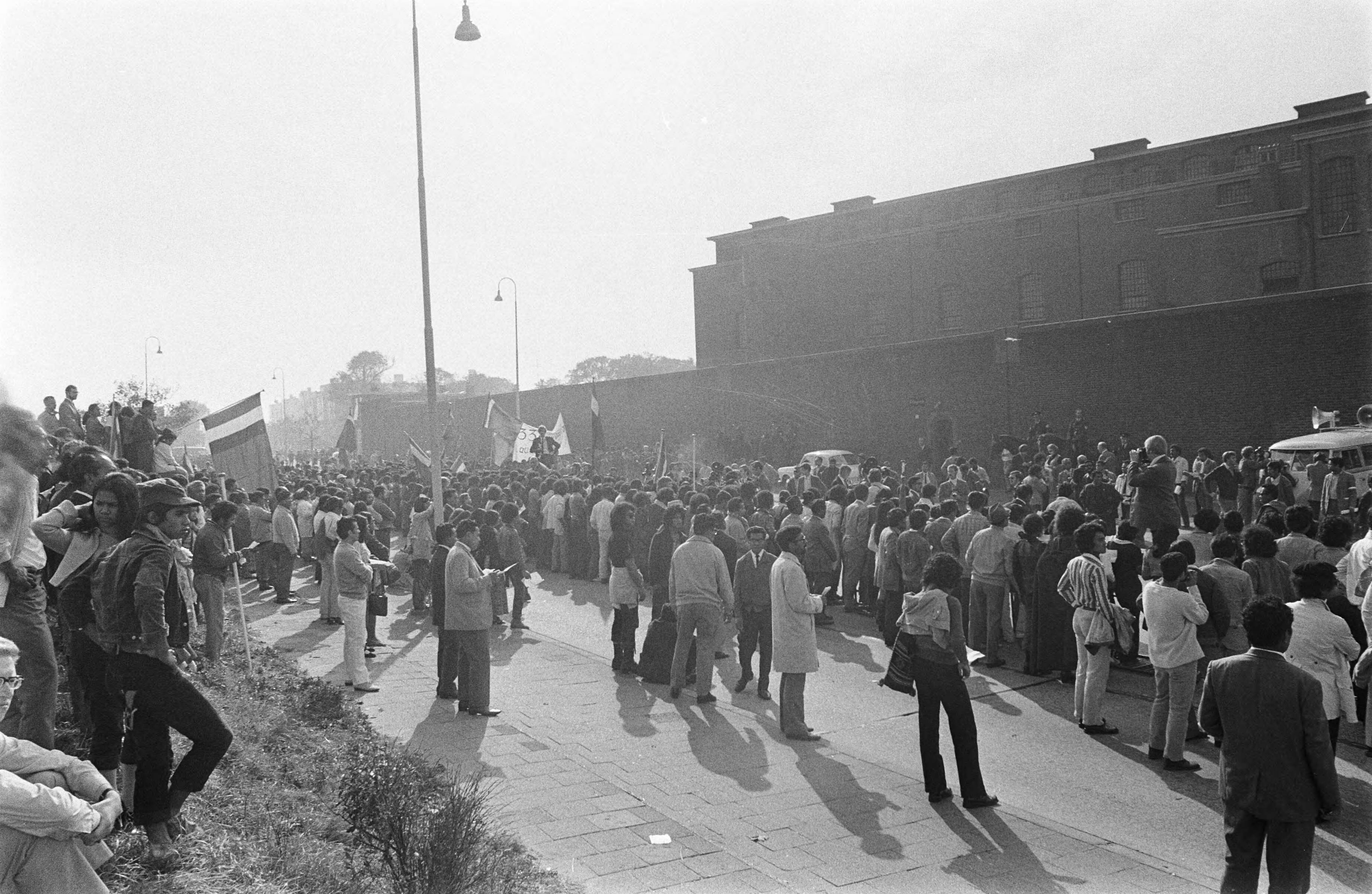Fotocollectie Anefo — Demonstratie Zuid-Molukkers in Den Haag — Foto: Mieremet, Rob / Anefo. Licentie: Set B: Rechtenvrij / Publiek Domein. Bron: Nationaal Archief. http://hdl.handle.net/10648/aba4c776-d0b4-102d-bcf8-003048976d84