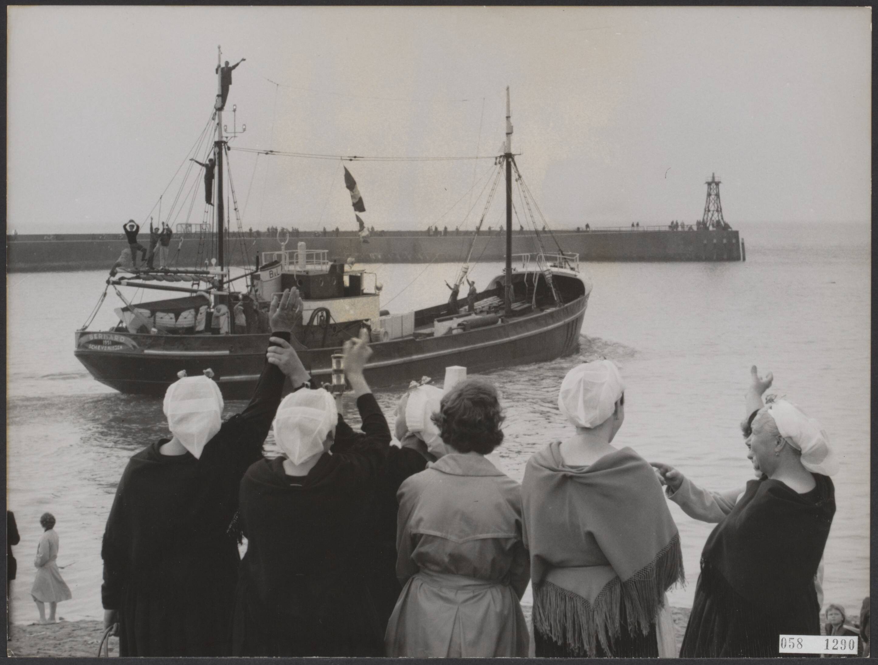 Fotocollectie Elsevier Binnenland — De Scheveningen 264 vaart uit voor de haringvangst — Foto: Zeylemaker, Co / N.V. Polygoon. Licentie: Set B: Rechtenvrij / Publiek Domein. Bron: Nationaal Archief. http://hdl.handle.net/10648/ae0b474c-d0b4-102d-bcf8-003048976d84