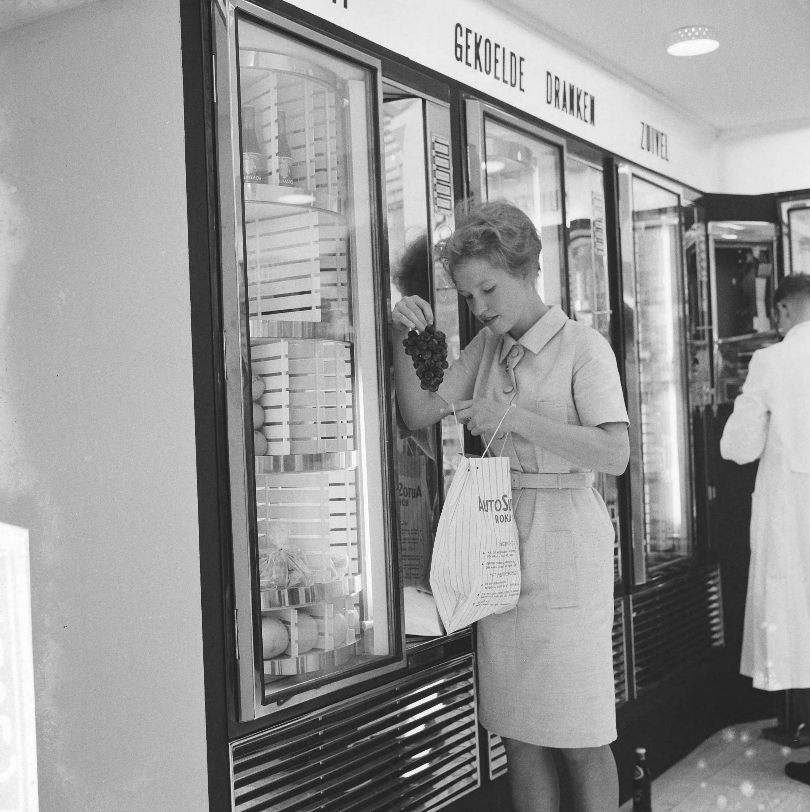 Fotocollectie Anefo — ROKA 1962, levensmiddelenbeurs in Jaarbeursgebouw te Utrecht, de autosuperette — Foto: Koch, Eric / Anefo. Licentie: Set B: Rechtenvrij / Publiek Domein. Bron: Nationaal Archief. http://hdl.handle.net/10648/aa15e804-d0b4-102d-bcf8-003048976d84