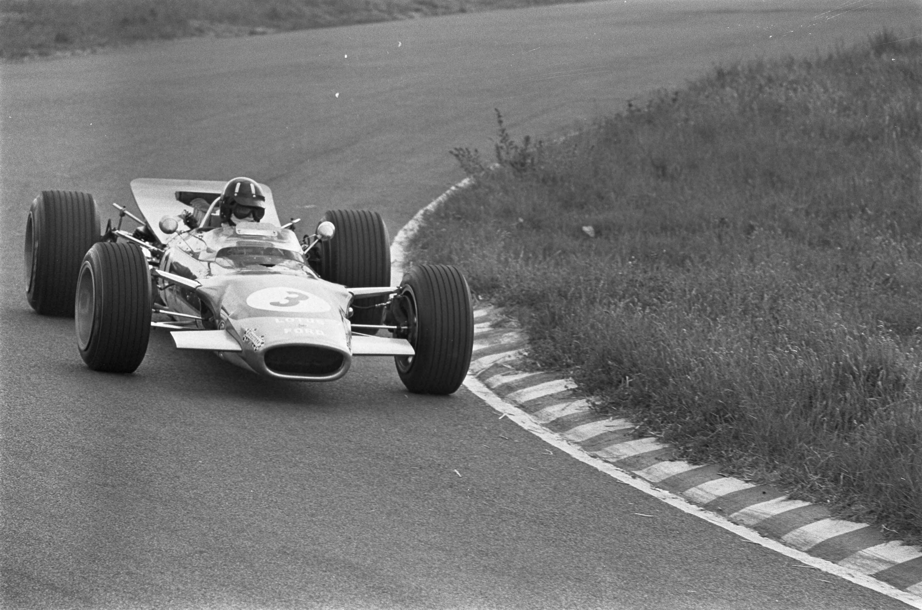 Fotocollectie Anefo — Grand Prix 68 Zandvoort . Graham Hill (Lotus-Ford) — Foto: Evers, Joost / Anefo. Licentie: Set B: Rechtenvrij / Publiek Domein. Bron: Nationaal Archief. http://hdl.handle.net/10648/ab45085e-d0b4-102d-bcf8-003048976d84
