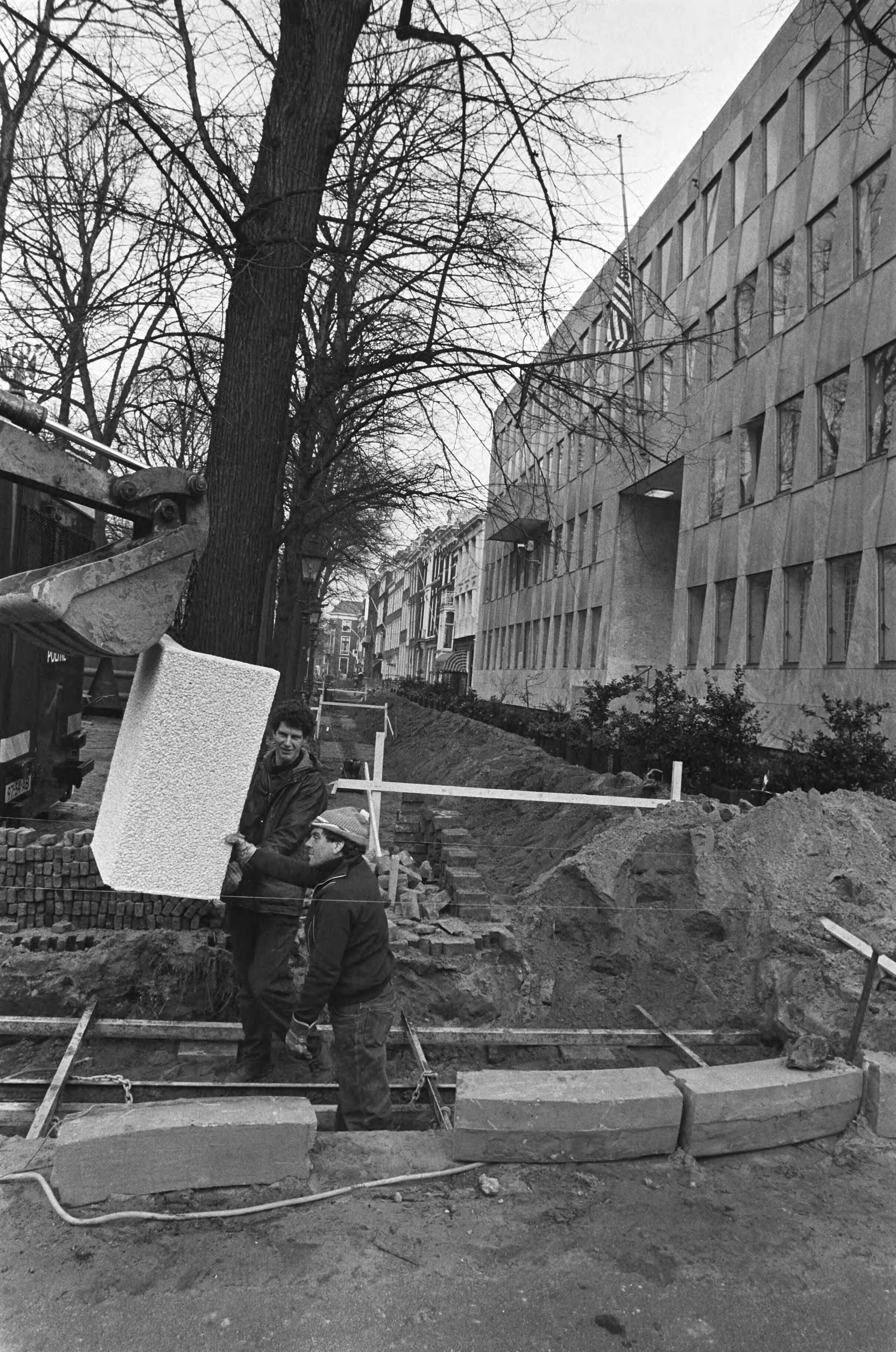 Fotocollectie Anefo — VS ambassade in Den Haag krijgt nu rondom "ingegraven bloembakken" tegen aanslagen — Foto: Bogaerts, Rob / Anefo. Licentie: Set B: Rechtenvrij / Publiek Domein. Bron: Nationaal Archief. http://hdl.handle.net/10648/ad4f56d6-d0b4-102d-bcf8-003048976d84