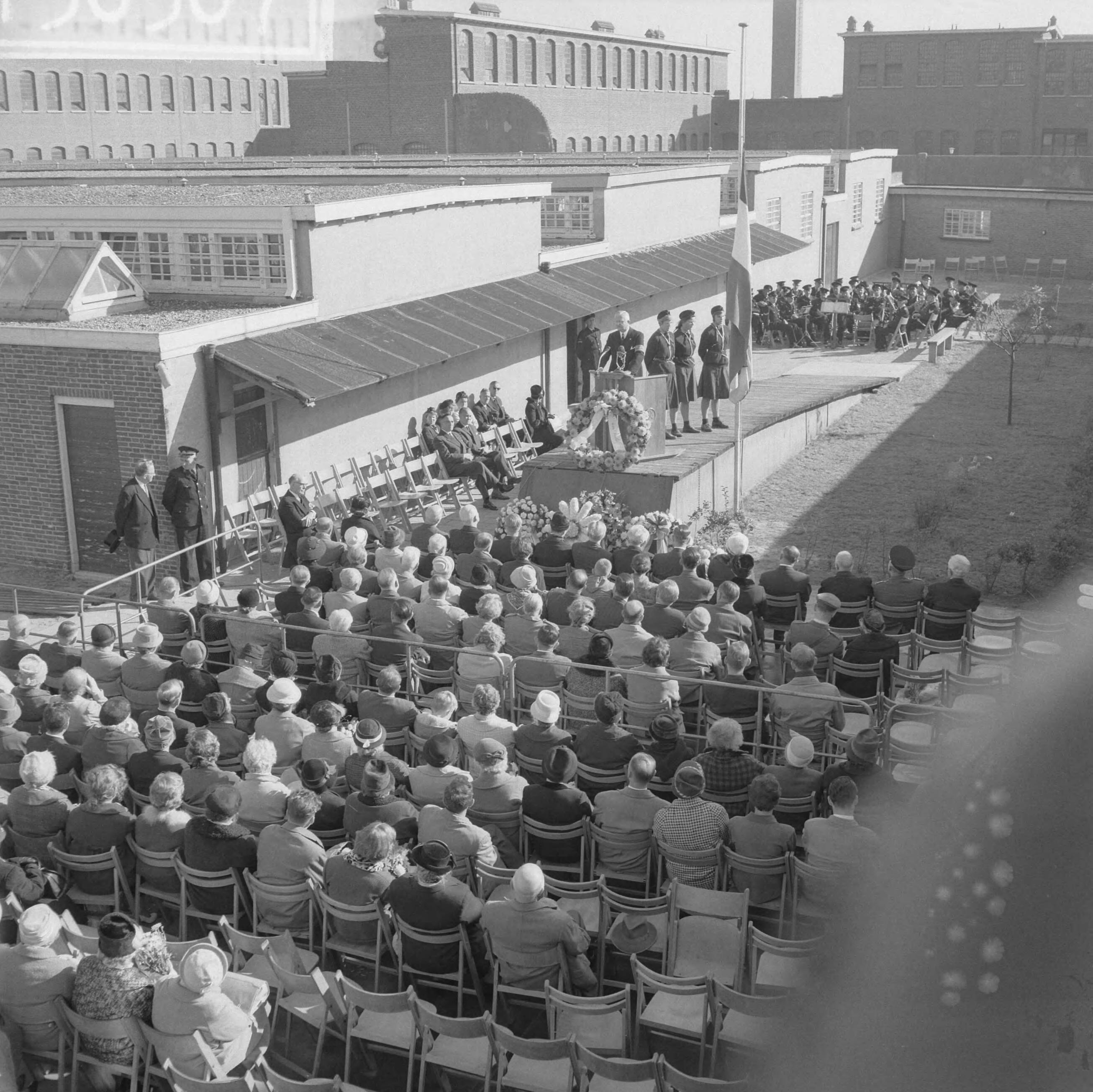 Fotocollectie Anefo — Herdenking "Oranjehotel" te Scheveningen. Overzicht tijdens herdenkingsrede van de voorzitter van de Stichting Oranjehotel, prof. mr. R.P. Cleveringa — Foto: Lindeboom, Henk / Anefo. Licentie: Set B: Rechtenvrij / Publiek Domein. Bron: Nationaal Archief. http://hdl.handle.net/10648/a9e77708-d0b4-102d-bcf8-003048976d84